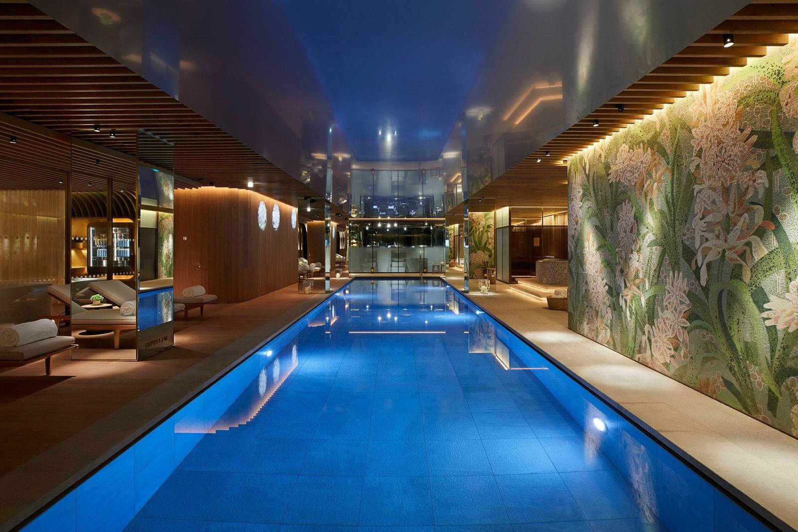 倫敦 45 Park Lane Spa 馬賽克牆面旁的室內泳池