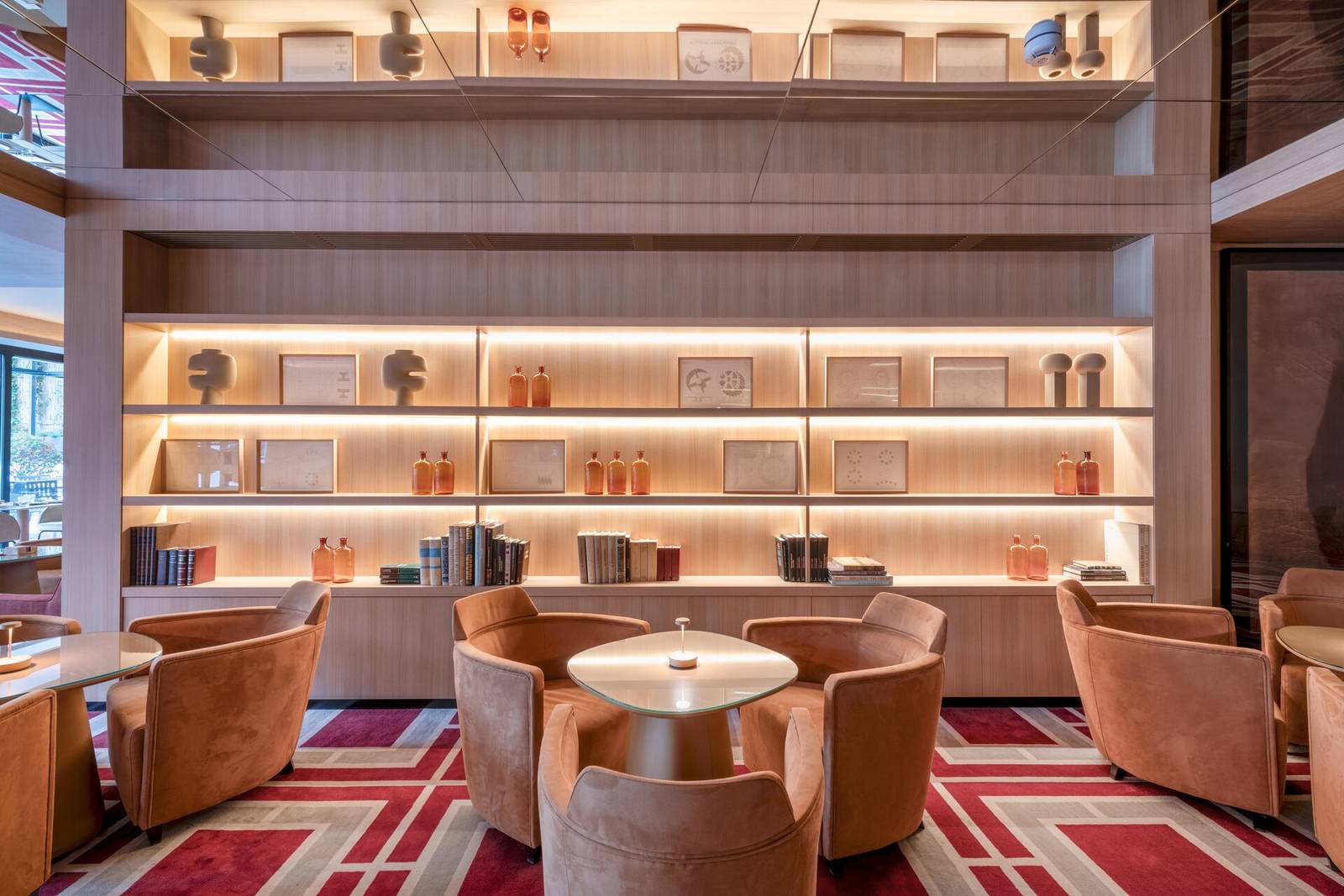 AC Hotel Atocha AC Lounge 書牆沙發區