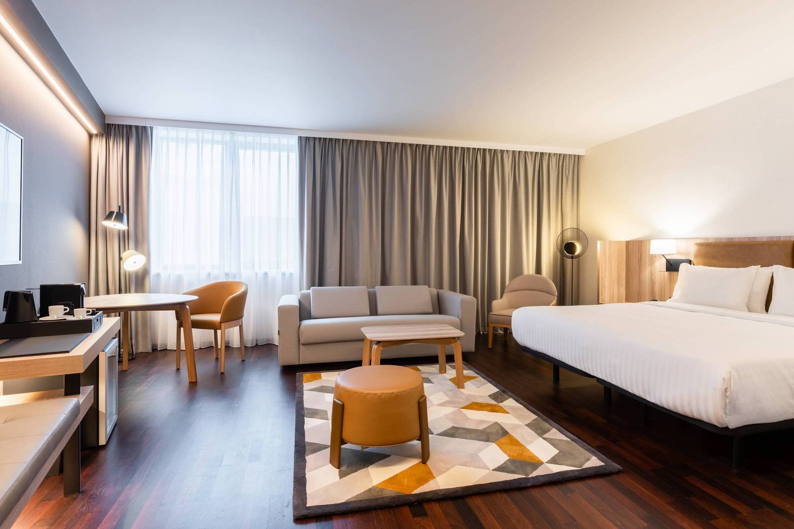AC Hotel Bratislava Old Town Executive King 客房與沙發區