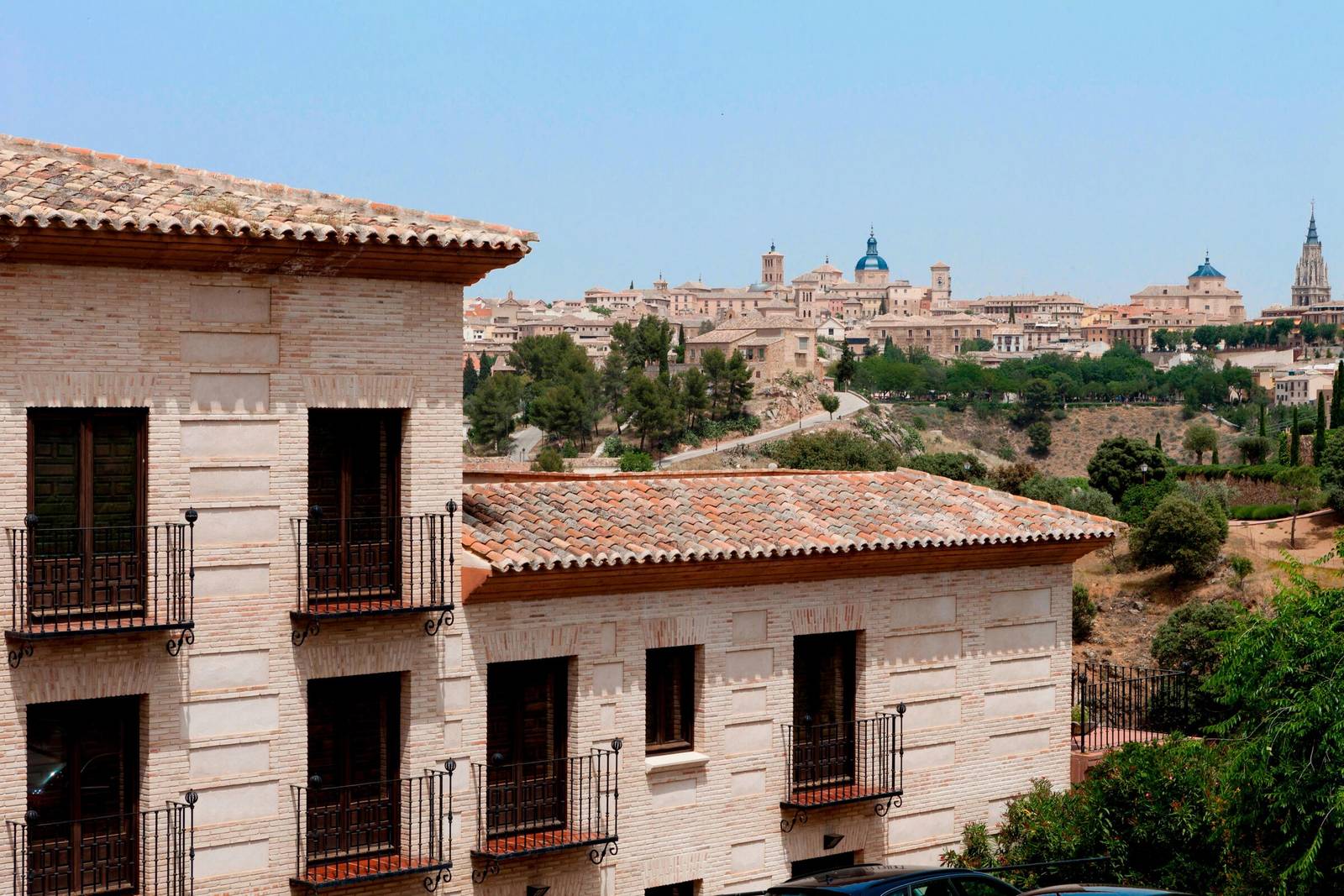 AC Hotel Ciudad de Toledo 建築與對岸托雷多舊城天際線