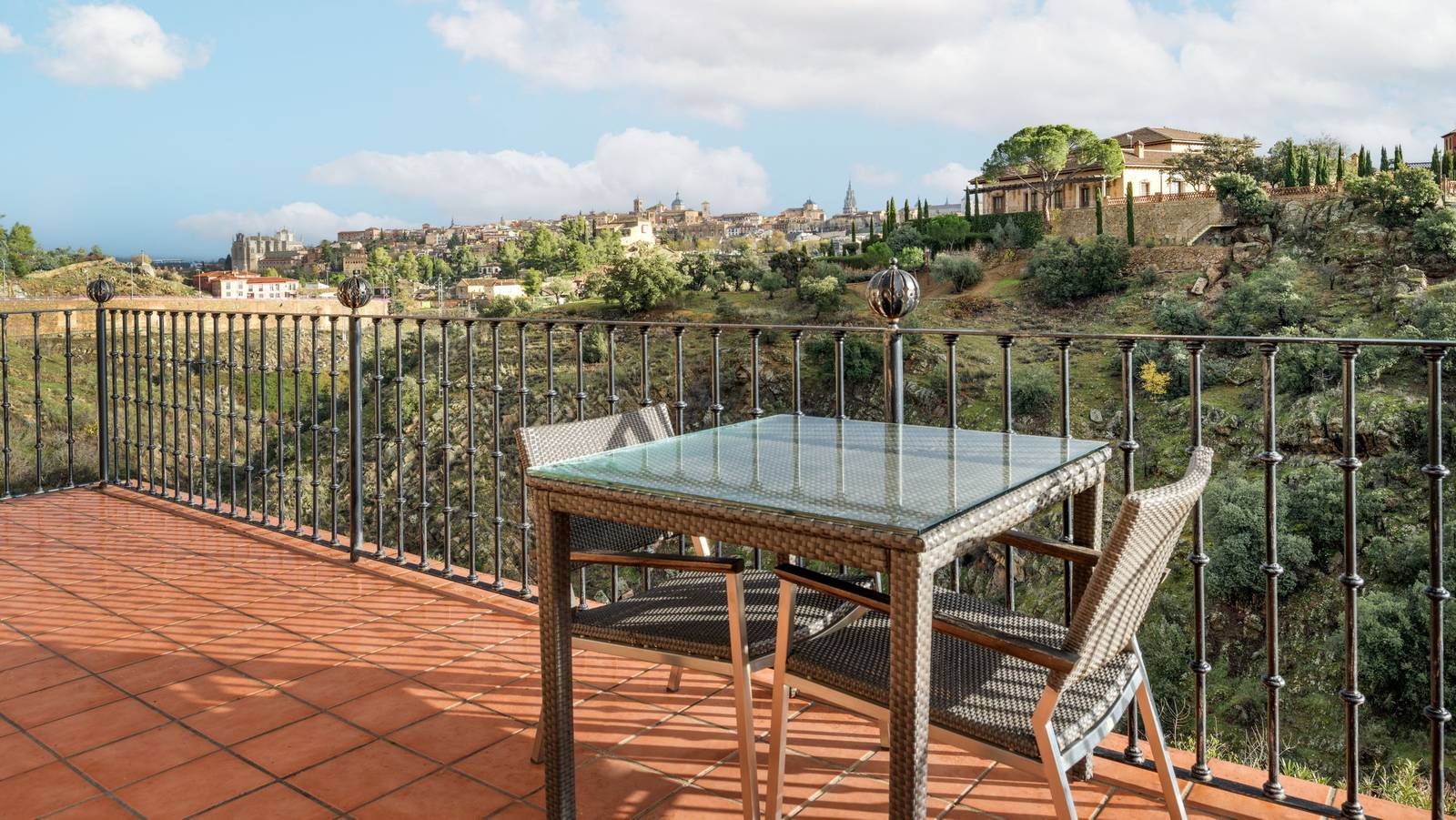 AC Hotel Ciudad de Toledo Superior 客房露台與河谷景色