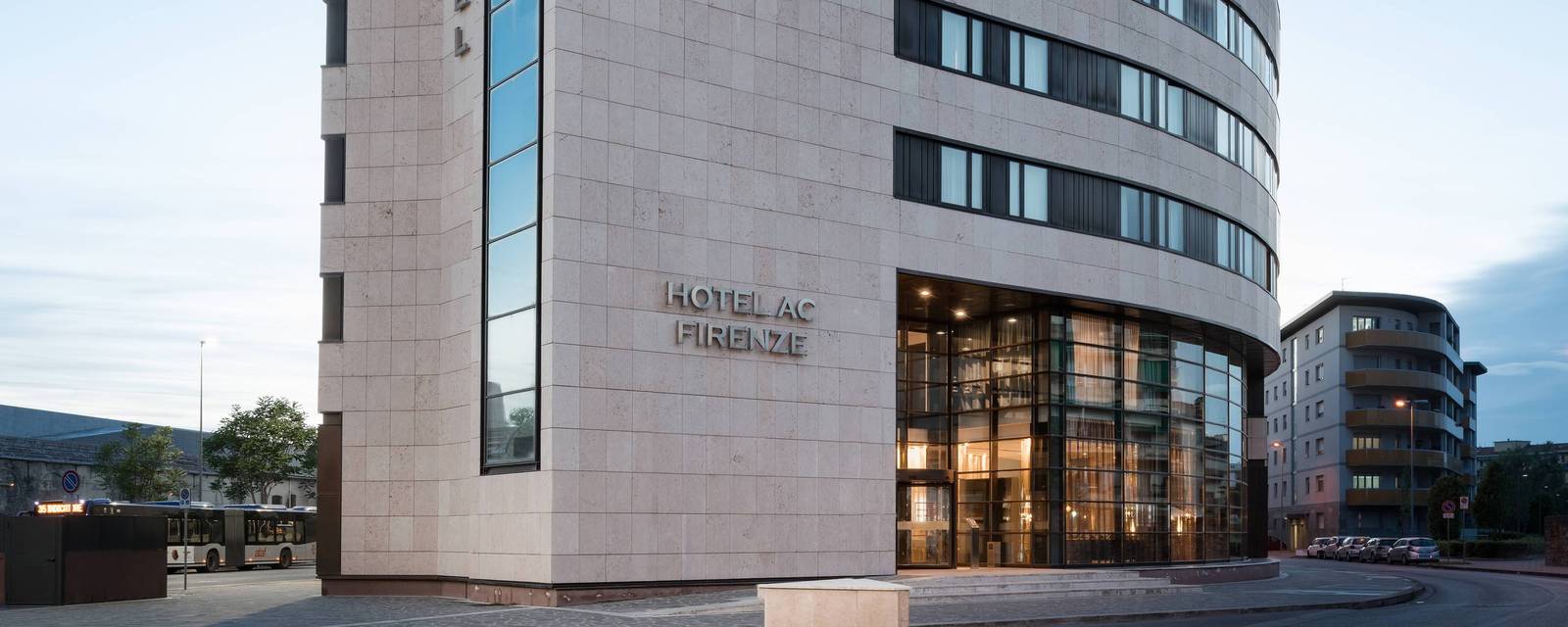 佛羅倫斯 AC Hotel Firenze 弧形石材外觀與玻璃大門