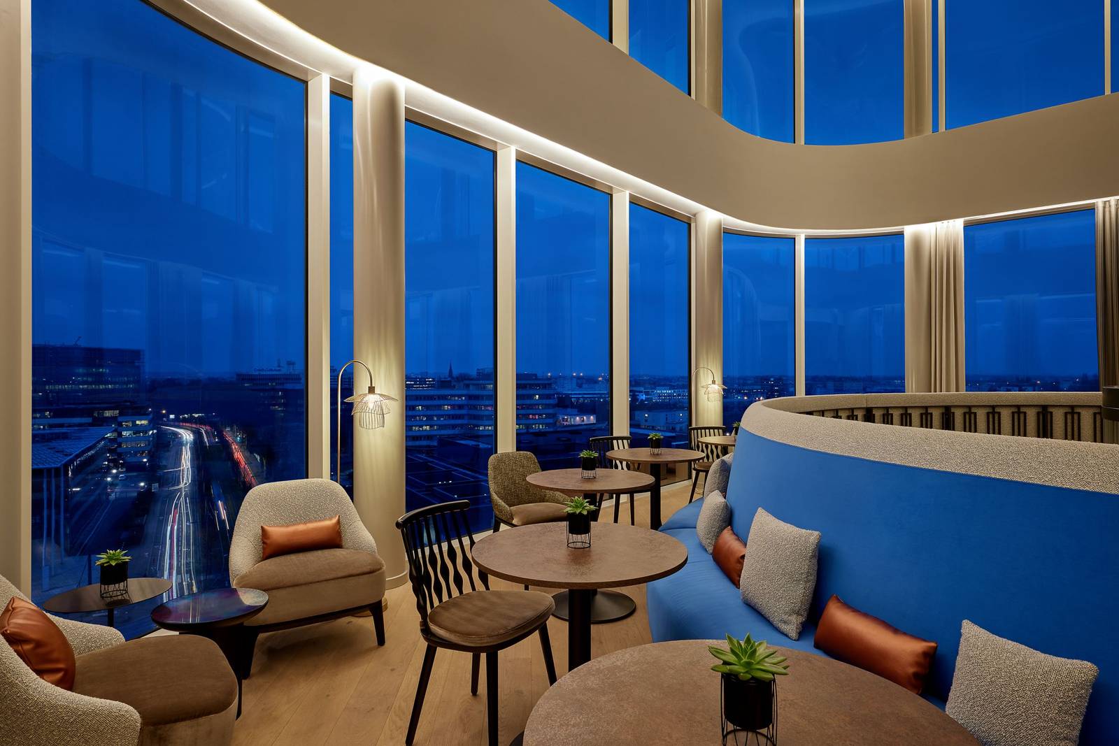 史特拉斯堡 AC Hotel 頂樓 Archipel Bar 落地窗與城市夜色