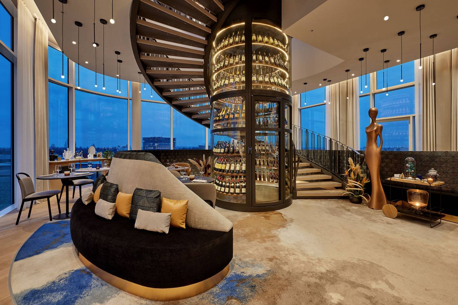 史特拉斯堡 AC Hotel 頂樓餐廳旋轉樓梯與酒塔