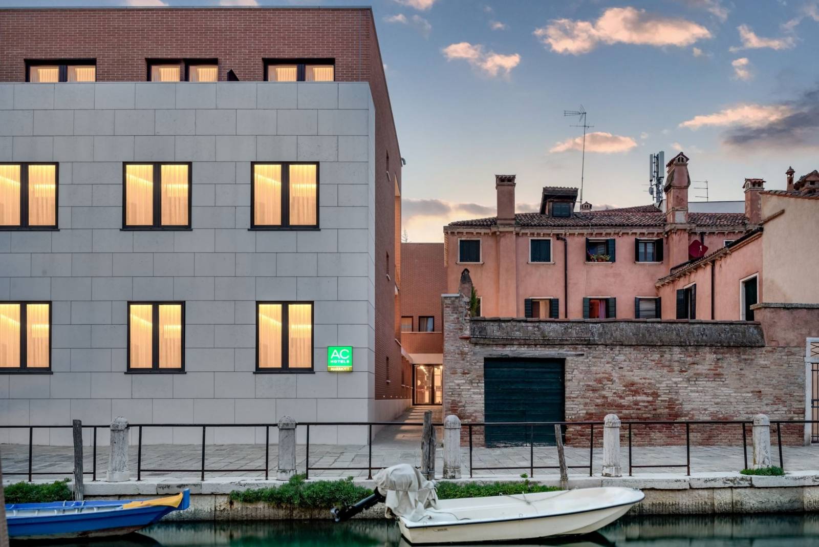 威尼斯 AC Hotel Venezia 臨運河的建築外觀
