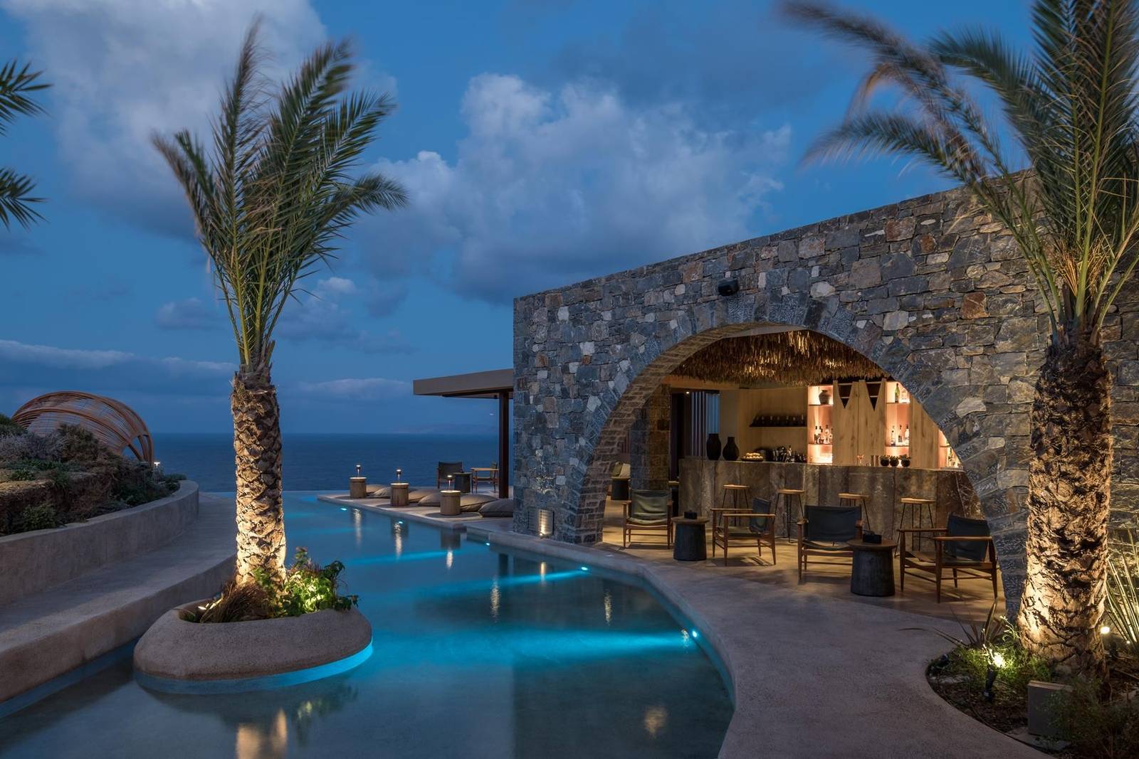 克里特島 Acro Suites 主泳池與棕櫚樹黃昏