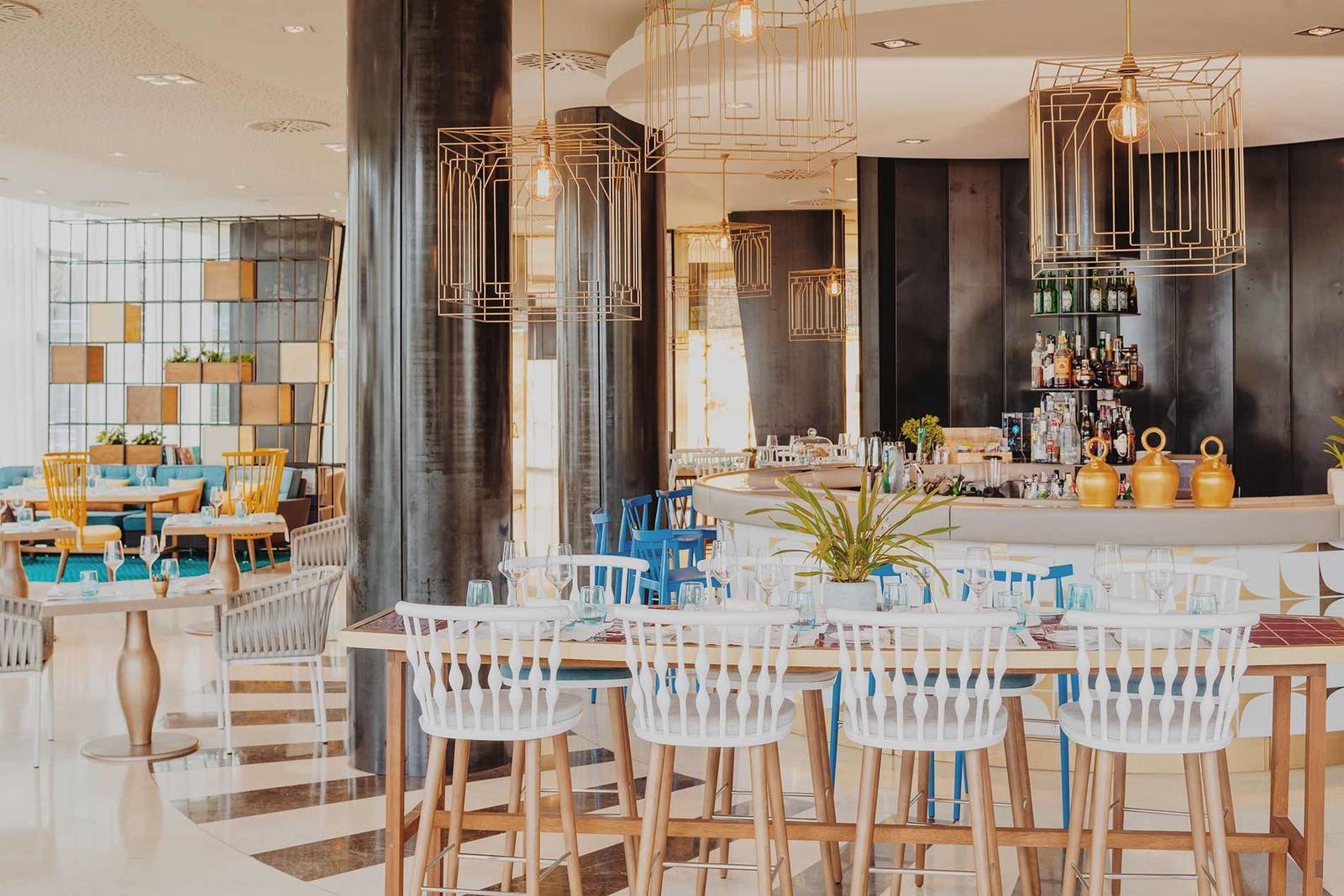 Aguas de Ibiza 餐廳吧台與用餐區