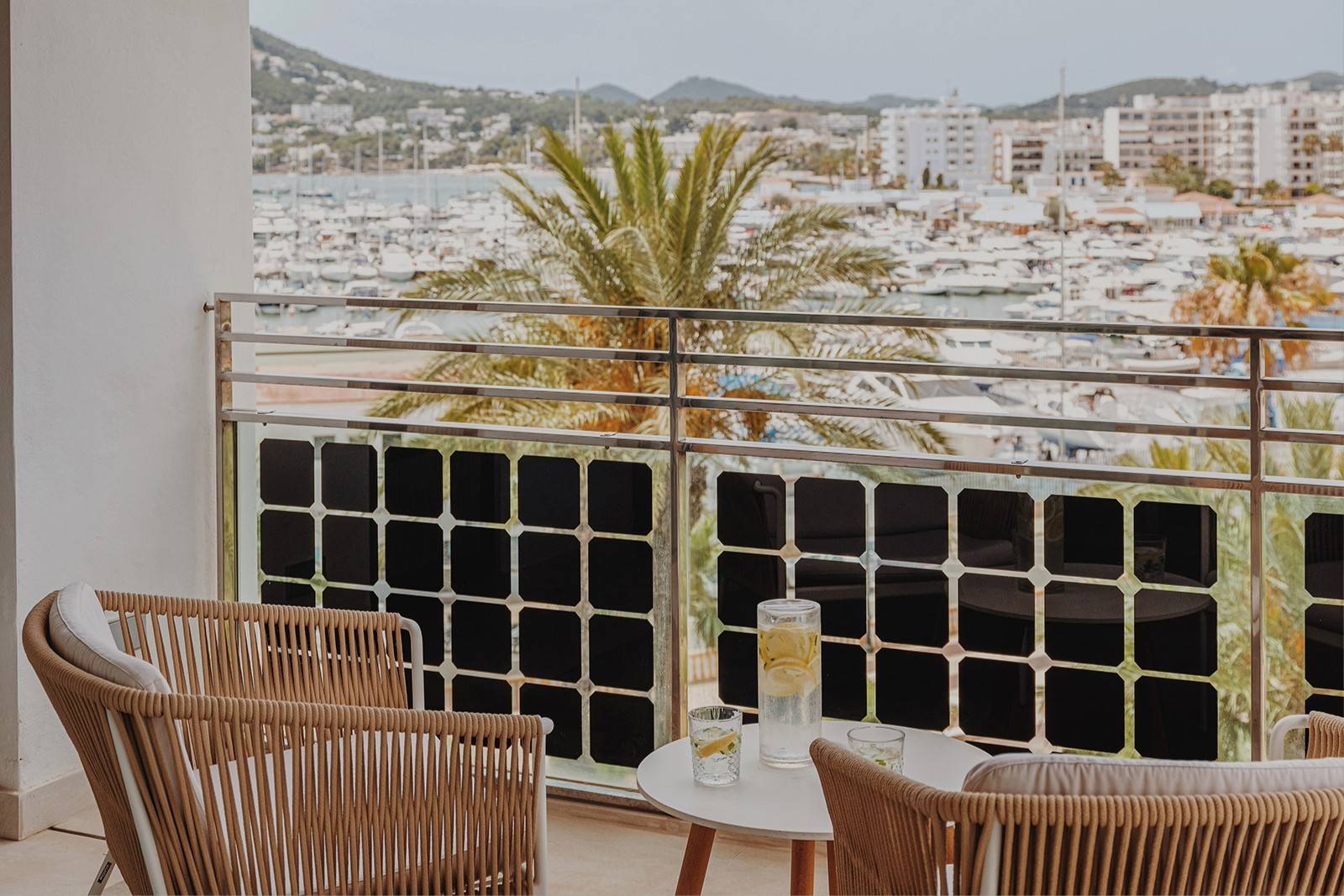 從 Aguas de Ibiza 露台看聖埃烏拉利亞遊艇港