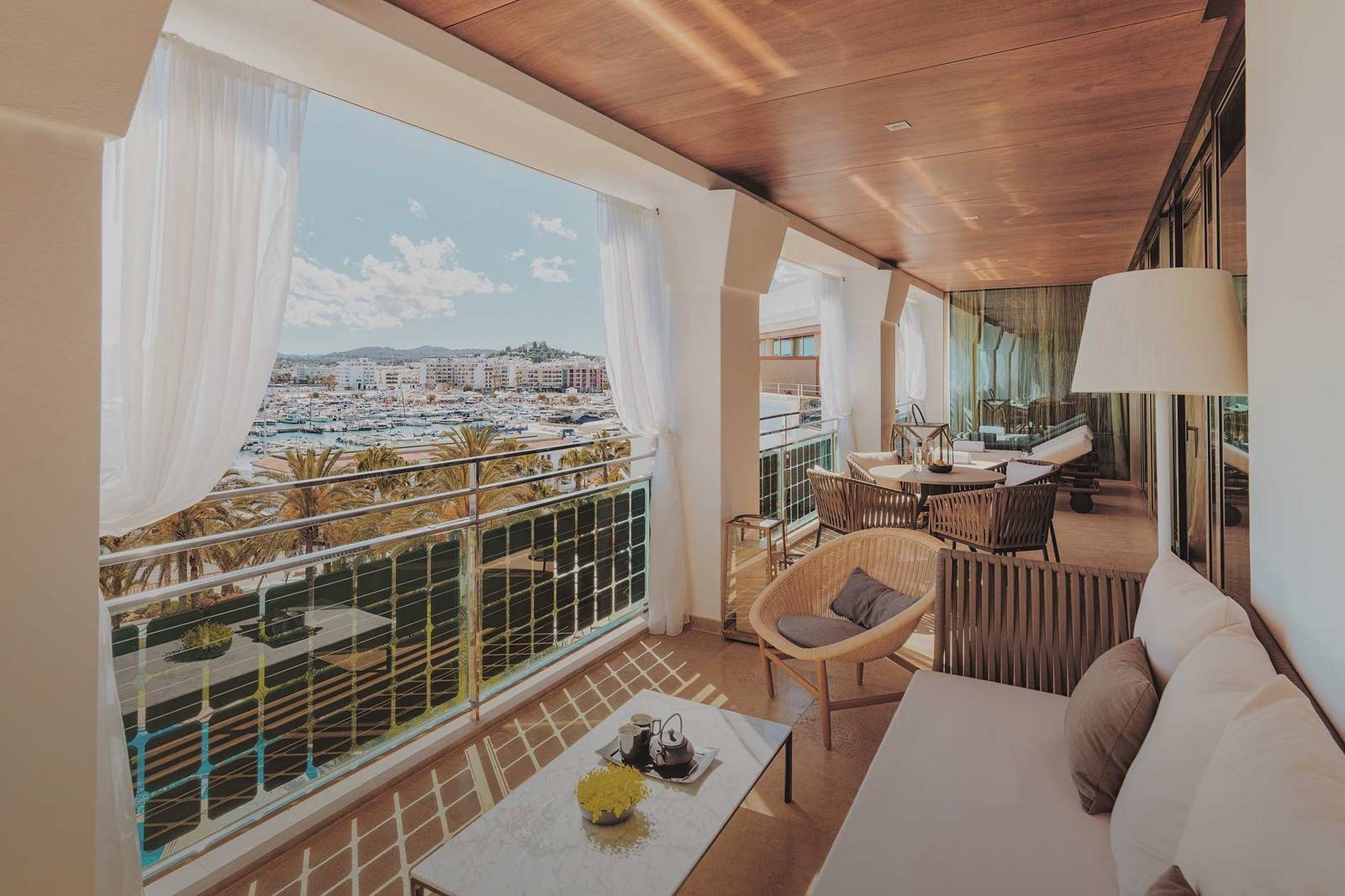 Aguas de Ibiza Presidential Suite 露台看向港灣
