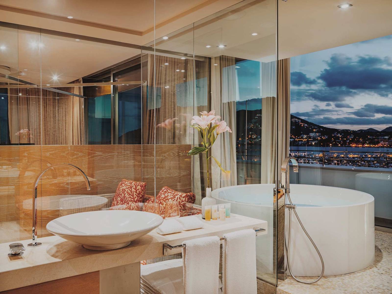Aguas de Ibiza Cloud 9 Corner Suite 海景浴室