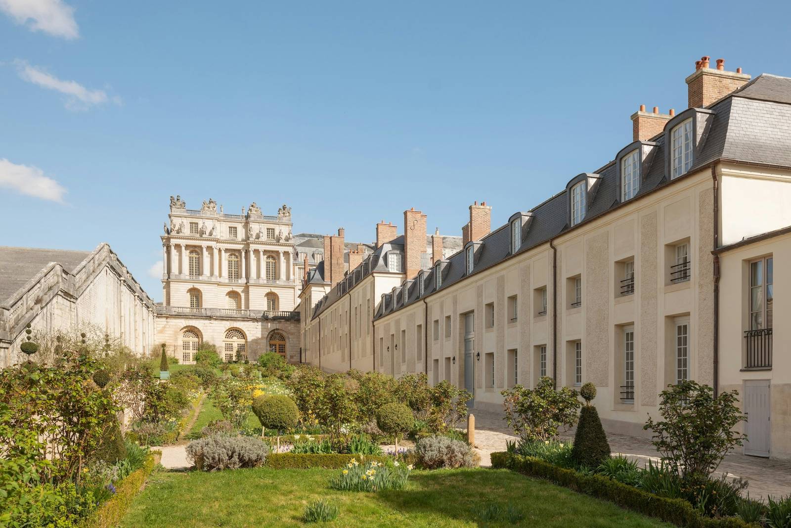Le Grand Contrôle 旁的花園與凡爾賽宮建築
