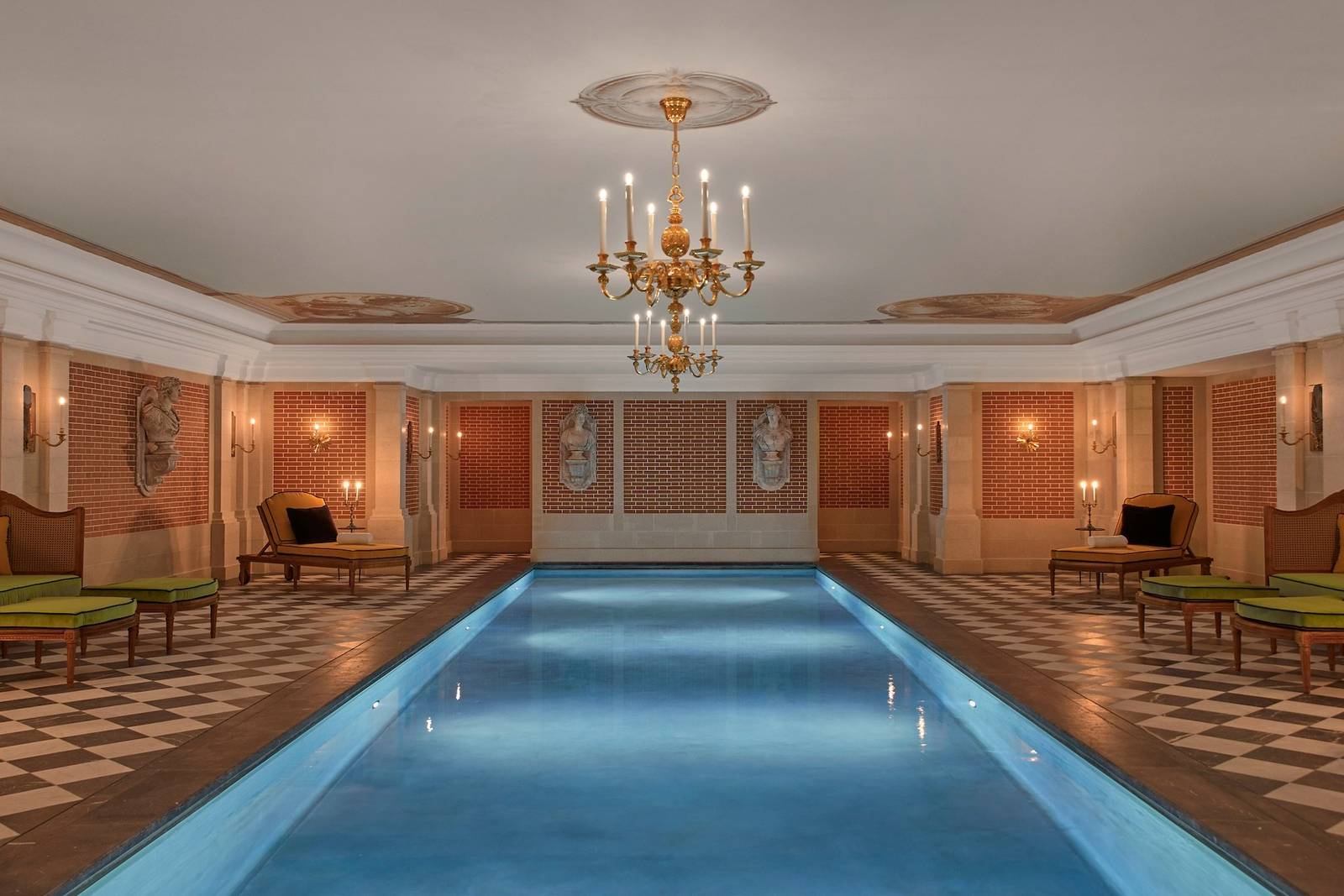 Le Grand Contrôle Spa 的 15 公尺室內泳池
