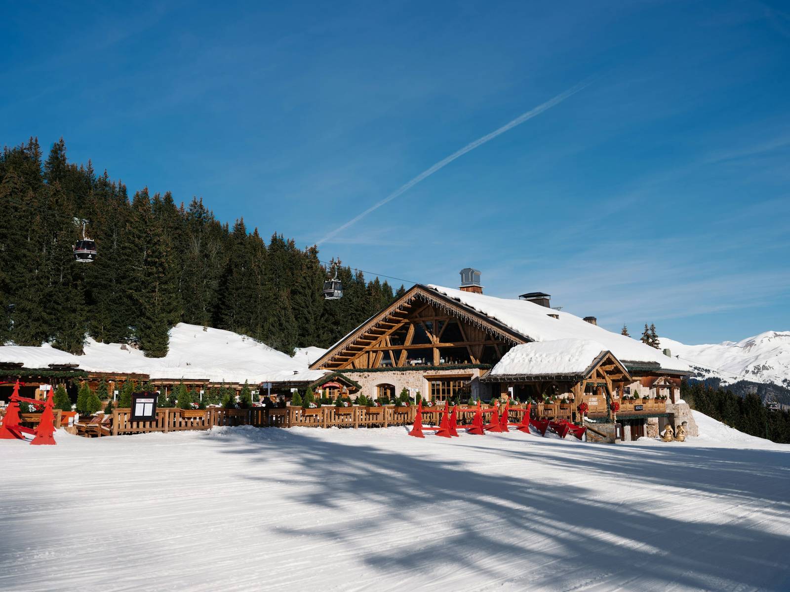 Les Airelles Le Chalet de Pierres 雪道旁木屋餐廳