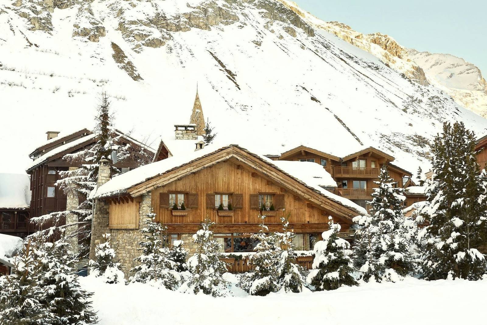 Airelles Val d'Isère Chalet Schuss 雪中木屋外觀