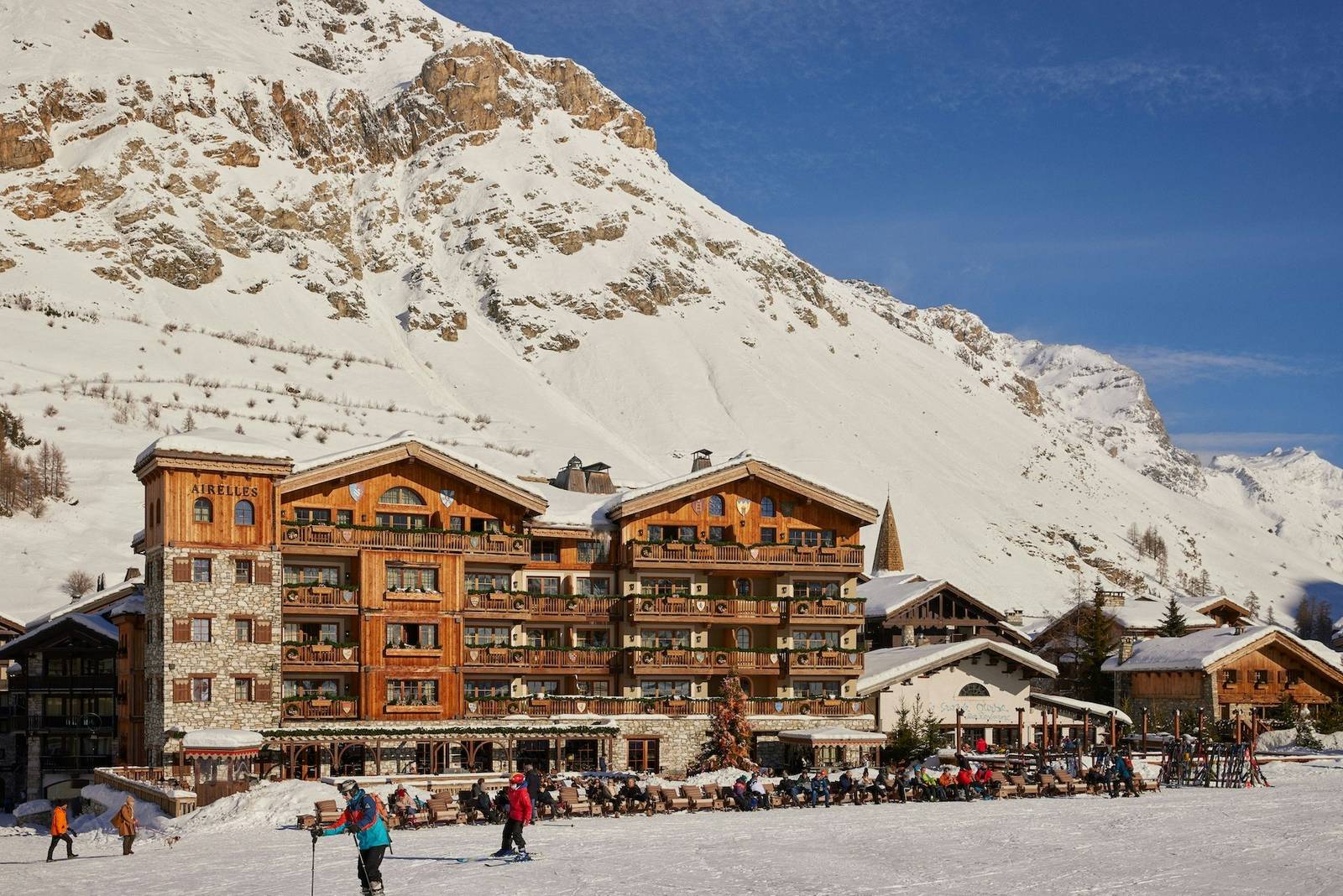 Airelles Val d'Isère 木造酒店建築與身後雪山