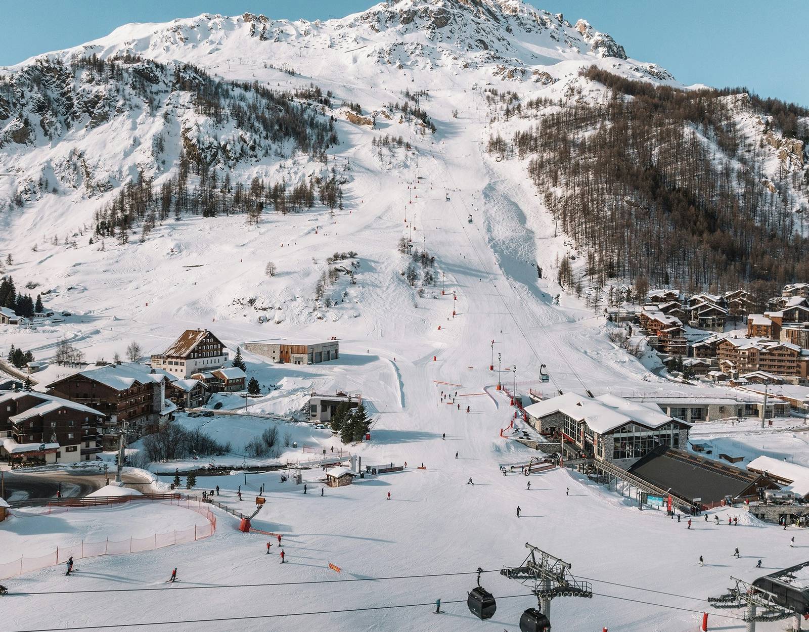 伊澤爾谷滑雪村與雪山全景