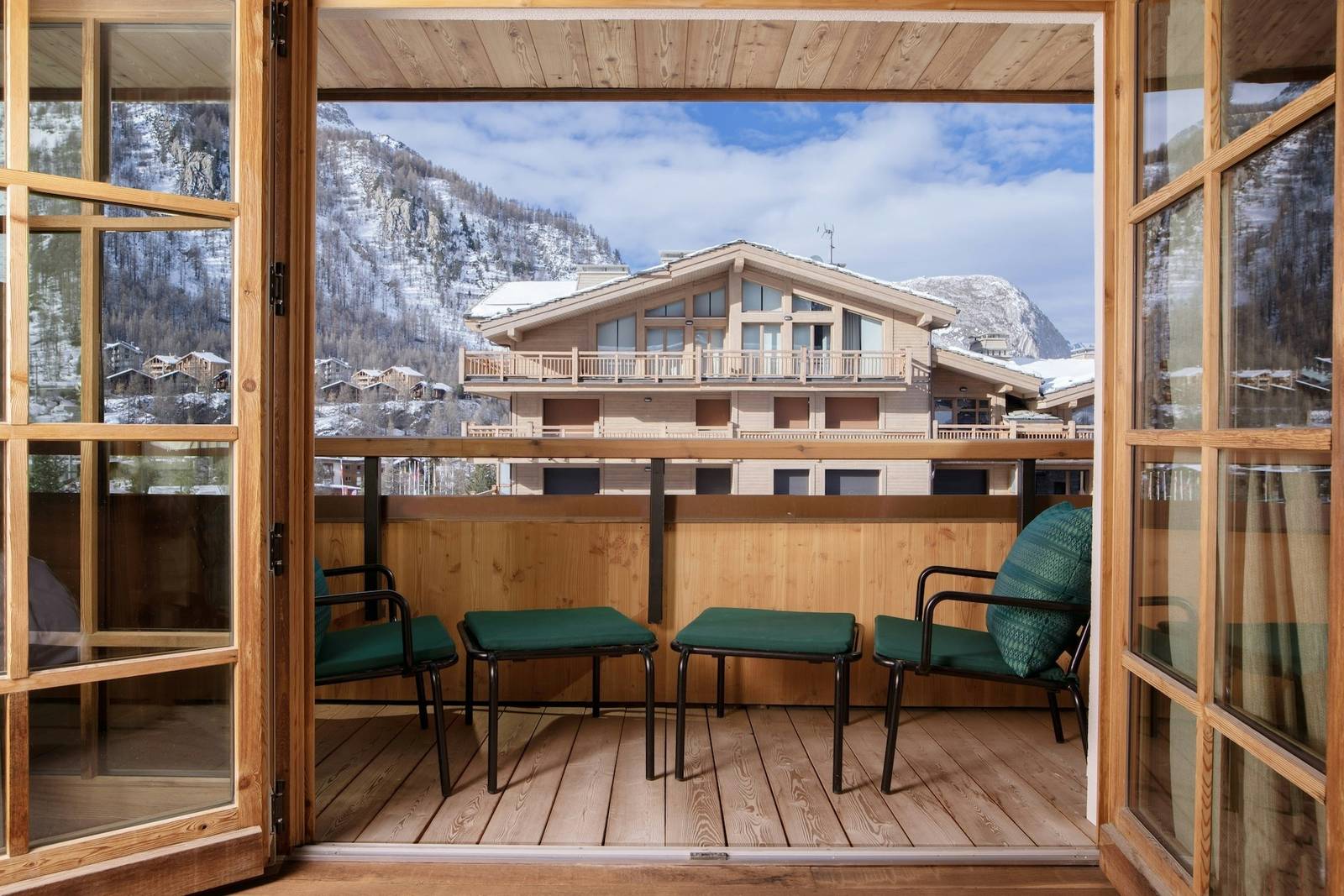 Airelles Val d'Isère Junior Suite 陽台望向雪山與酒店