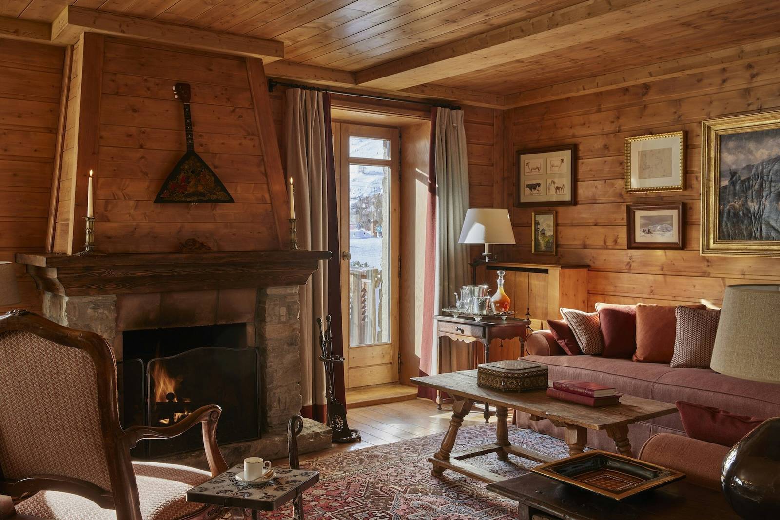 Airelles Val d'Isère Chalet Schuss 壁爐客廳