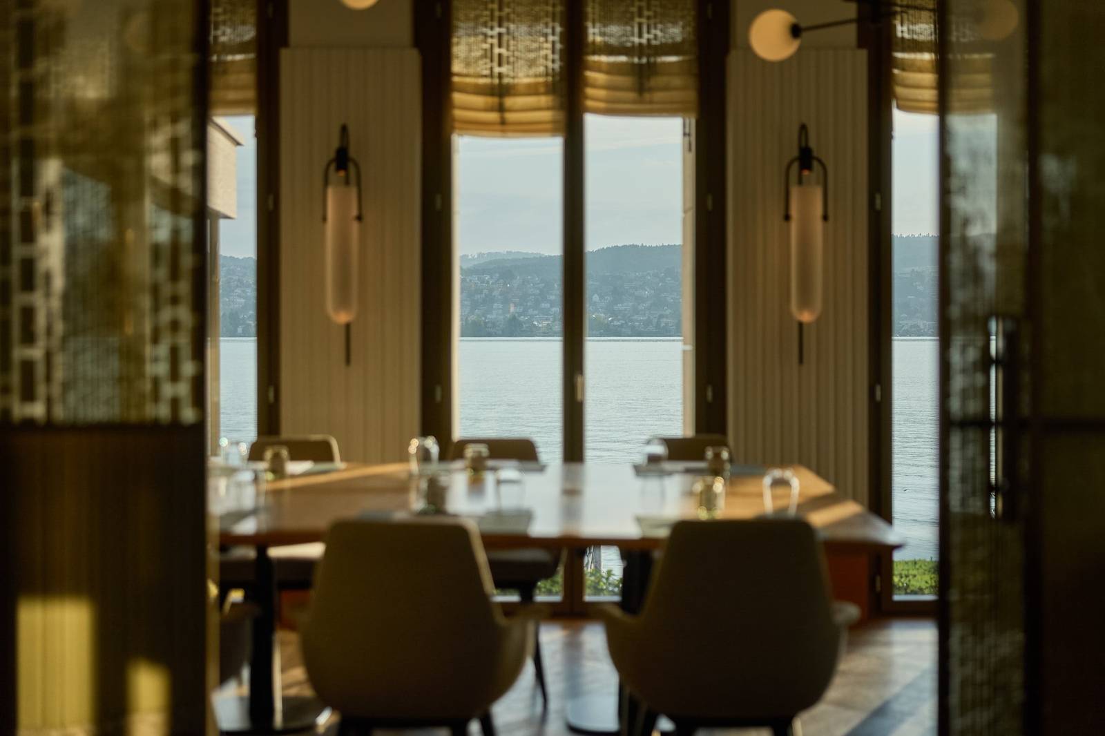 Alex Restaurant 面湖用餐區