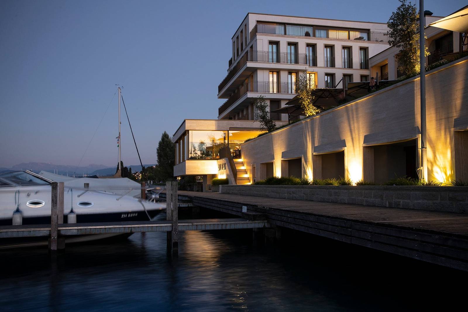 Alex Lake Zürich 夜晚的湖畔建築與私人碼頭