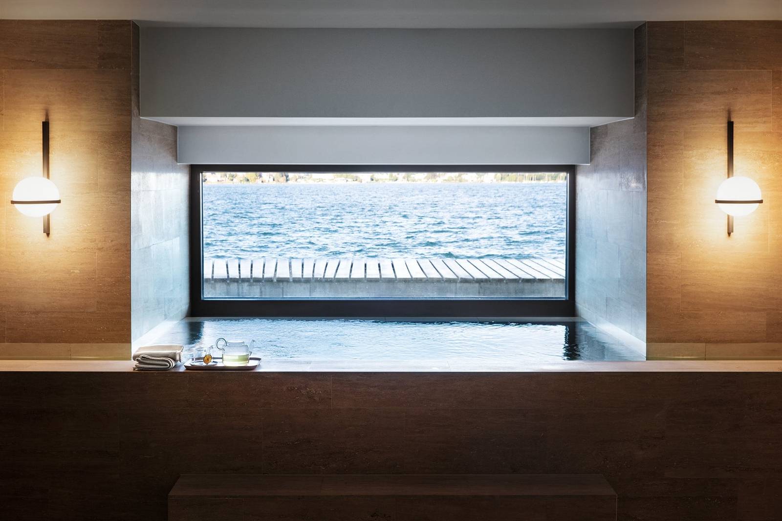 Alex Lake Zürich Spa 面湖的活力泳池