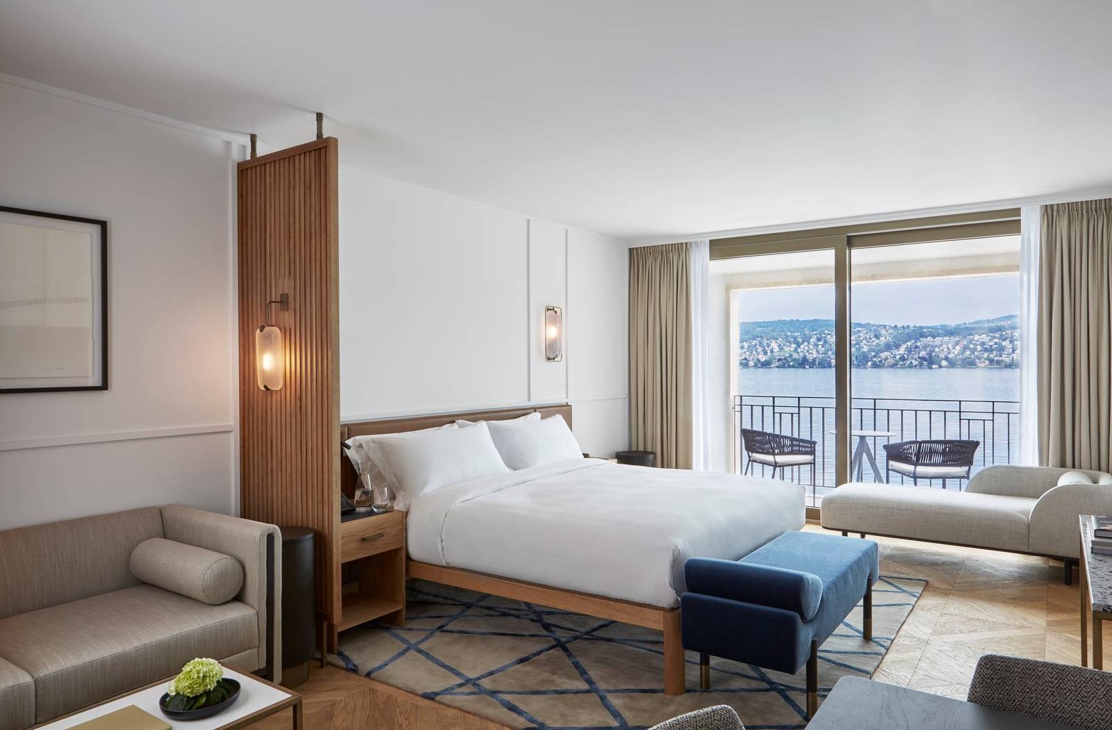 Alex Lake Zürich 湖景客房大床與起居區