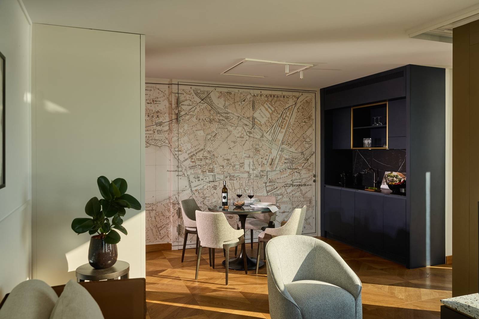 Alex Lake Zürich 客房廚房與餐桌
