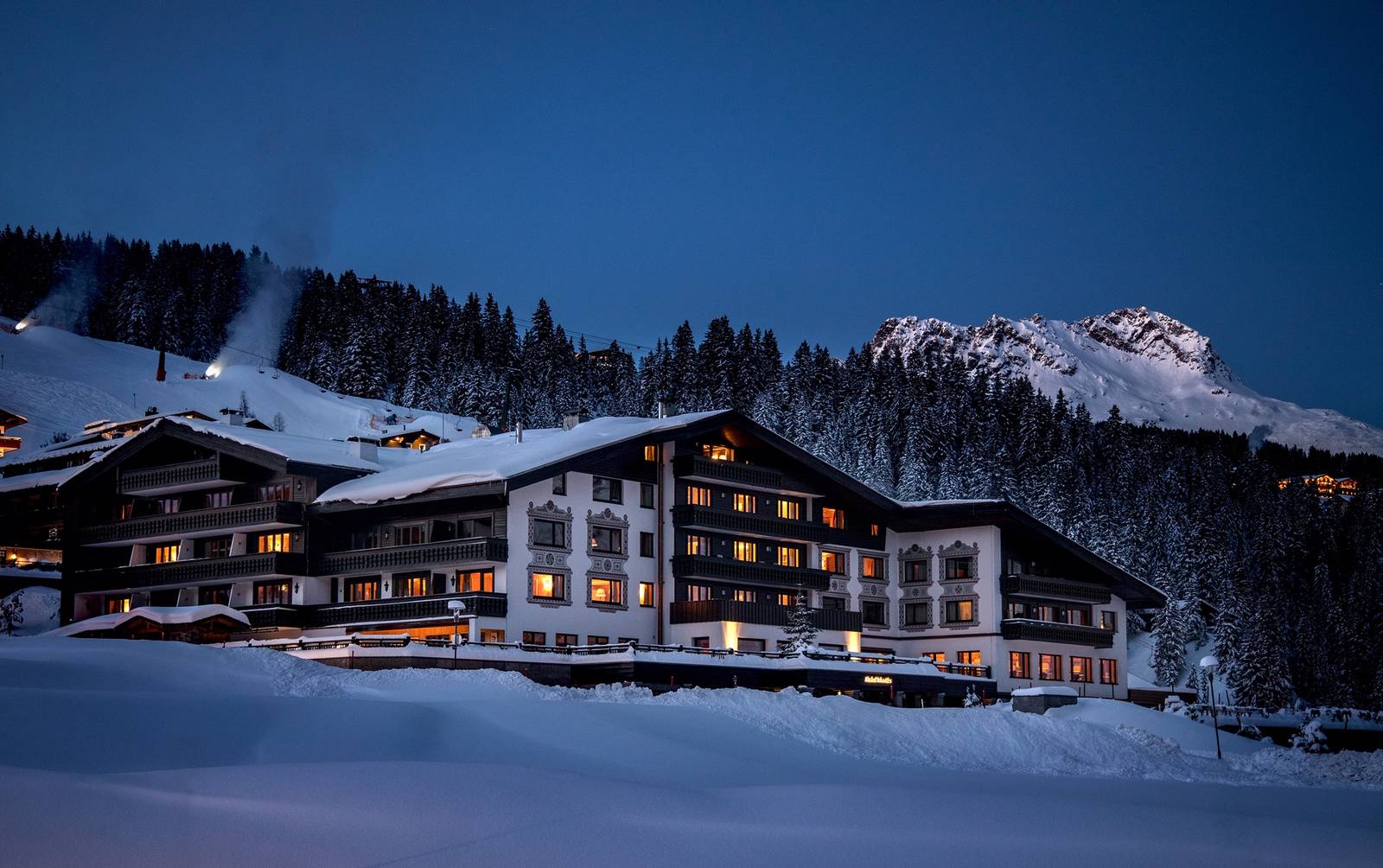 Almhof Schneider 冬季夜晚的雪地外觀與阿爾貝格山景