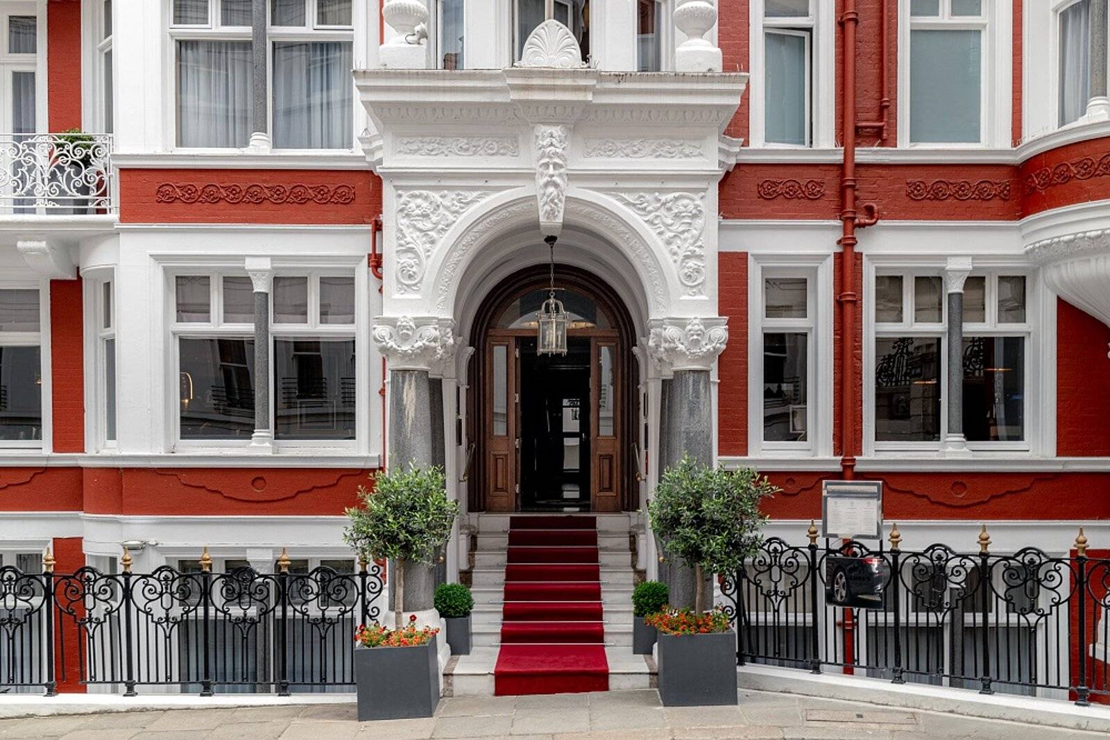 倫敦 Althoff St. James's Hotel & Club 紅白維多利亞式建築立面與入口