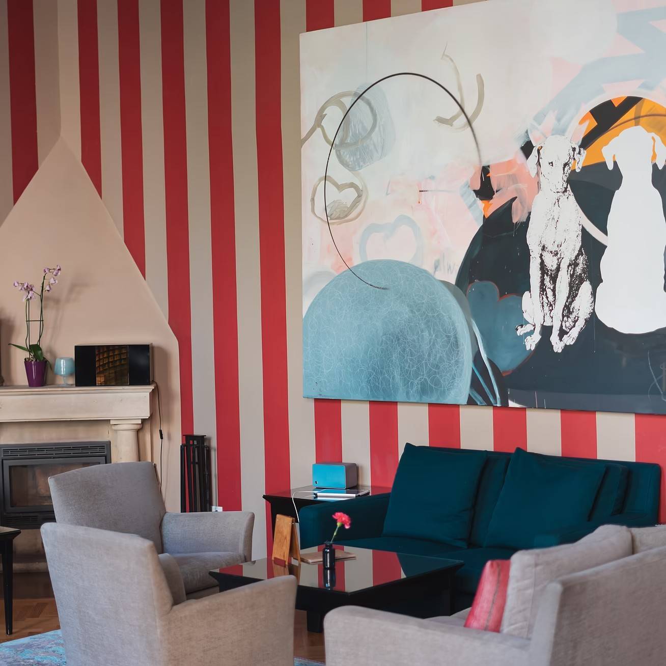 Altstadt Vienna Red Salon 壁爐旁的沙發與畫作