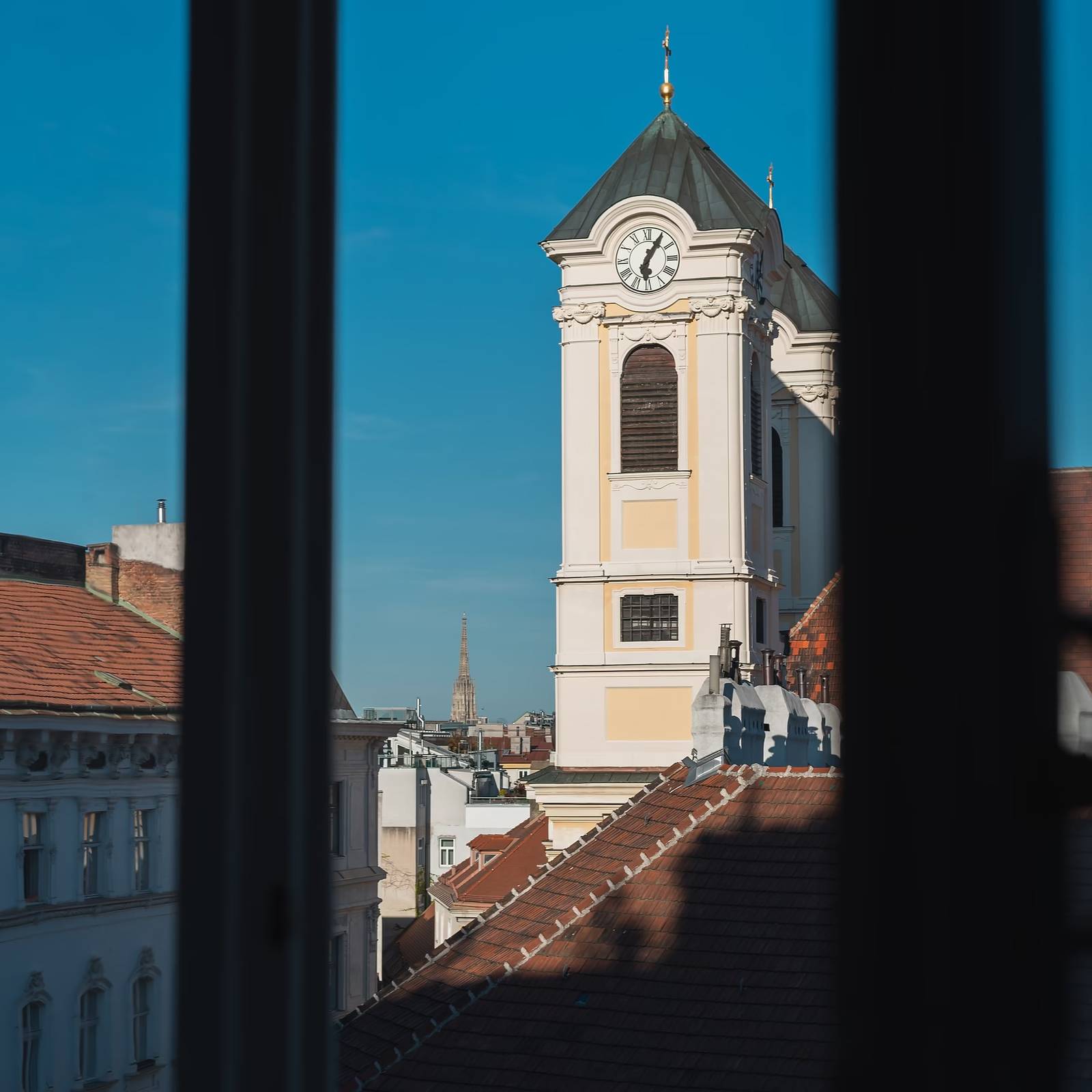 從 Altstadt Vienna 窗外望見的教堂鐘樓