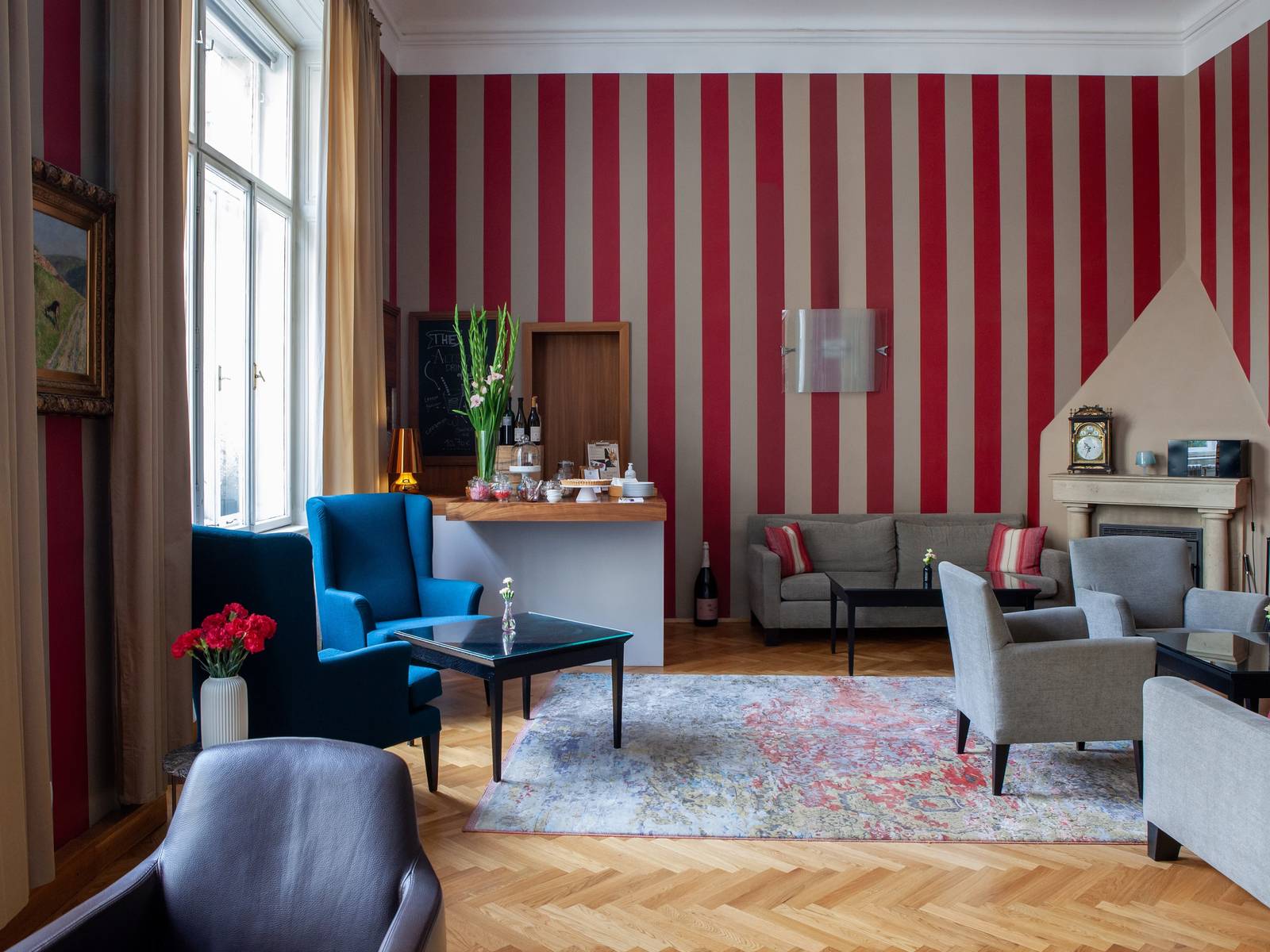 Altstadt Vienna 紅色條紋壁紙的 Red Salon