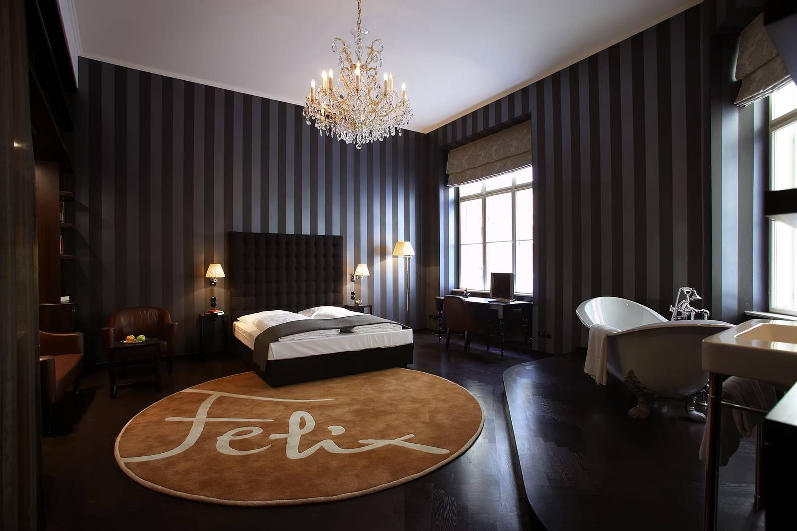 Altstadt Vienna Felix Suite 水晶燈與獨立浴缸