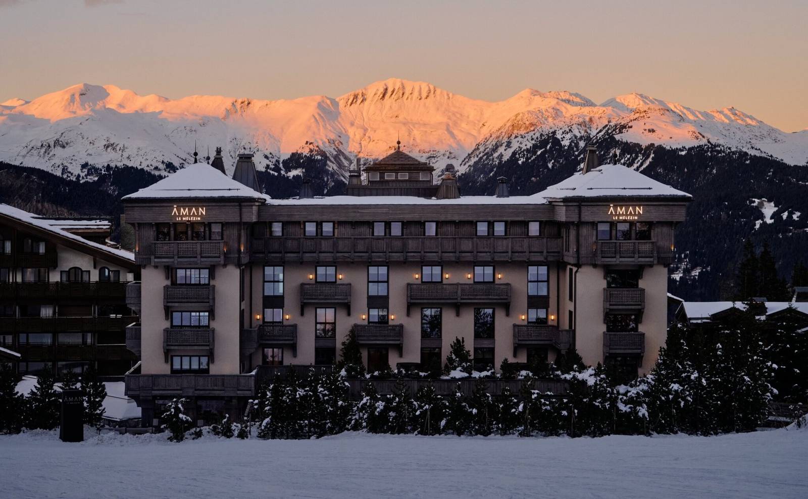 Aman Le Mélézin 雪中外觀與日落山景