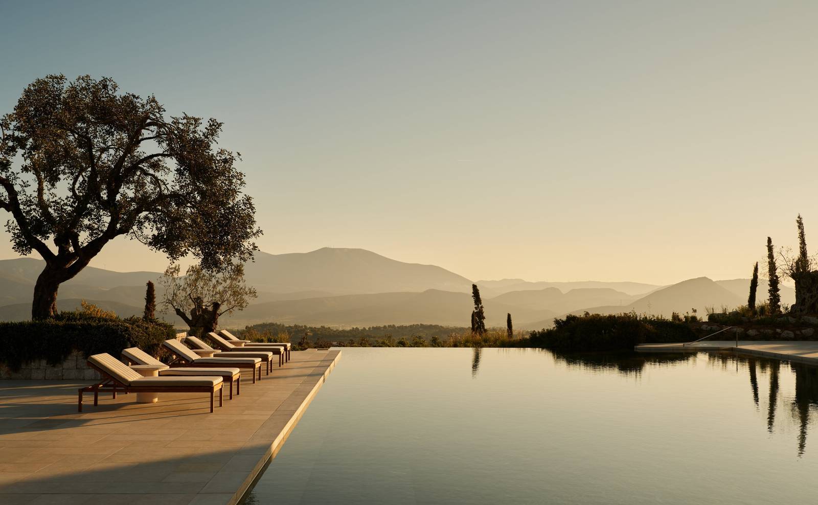 Amanzoe 山丘上的主泳池與遠方群山