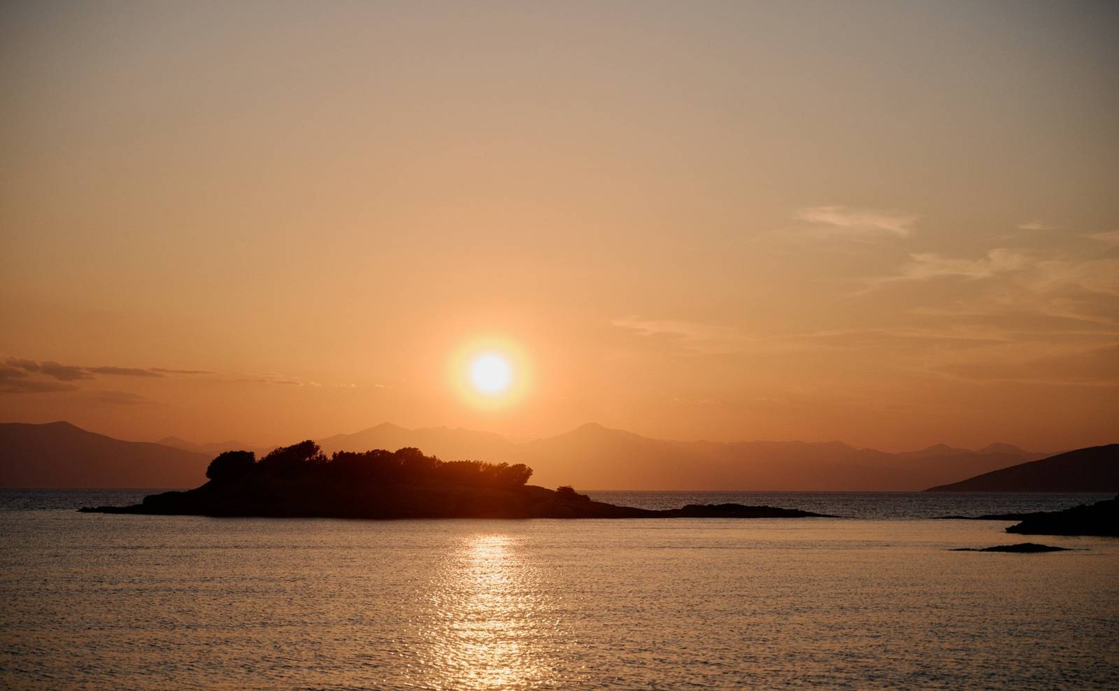伯羅奔尼撒東岸海上夕陽與小島