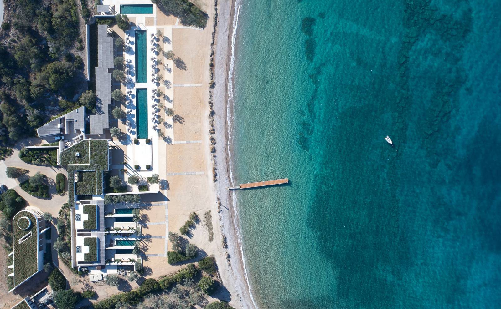 Amanzoe 海灘俱樂部空拍與愛琴海海灣