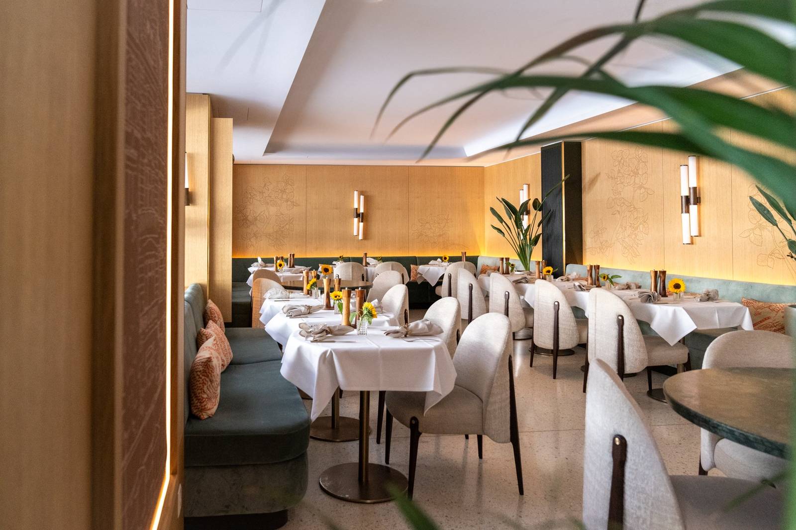蘇黎世 Ambassador Hotel Zurich SILK Restaurant 餐桌與木質牆面