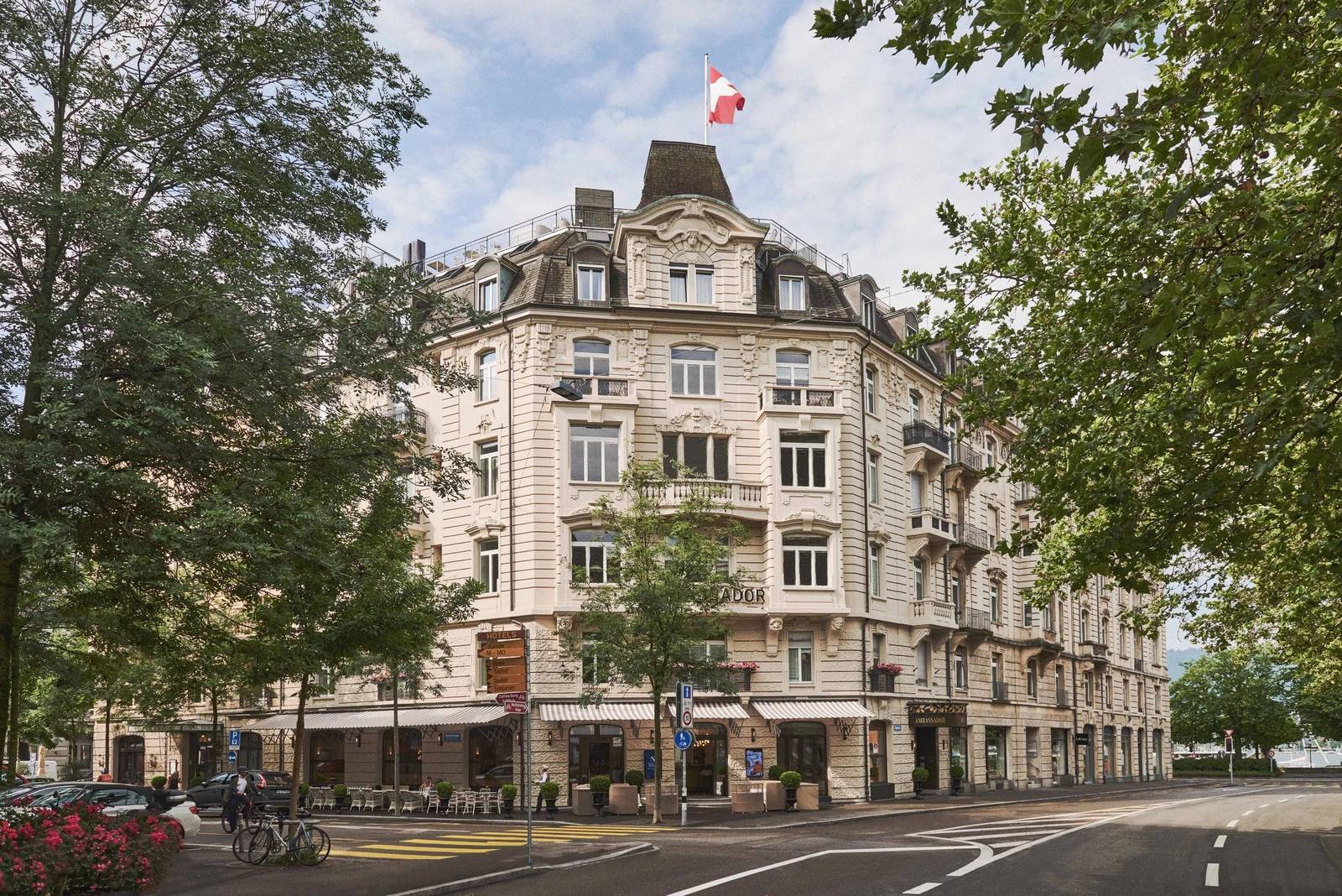 蘇黎世 Ambassador Hotel Zurich 街角建築與一樓露天座位
