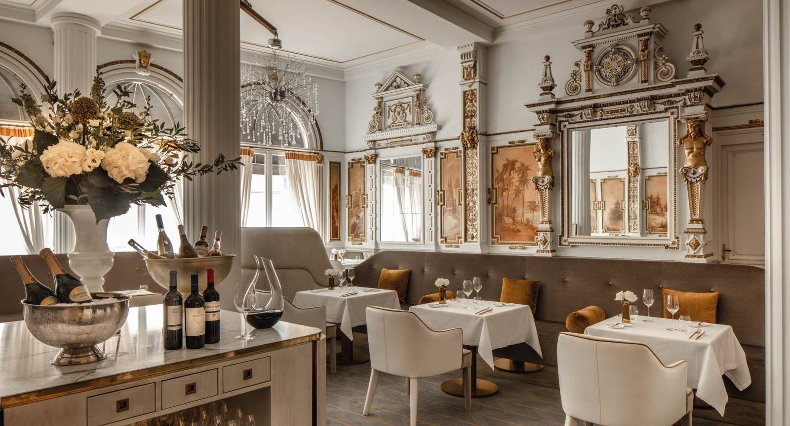 Anantara Grand Hotel Krasnapolsky 1885 年的 The White Room 餐廳