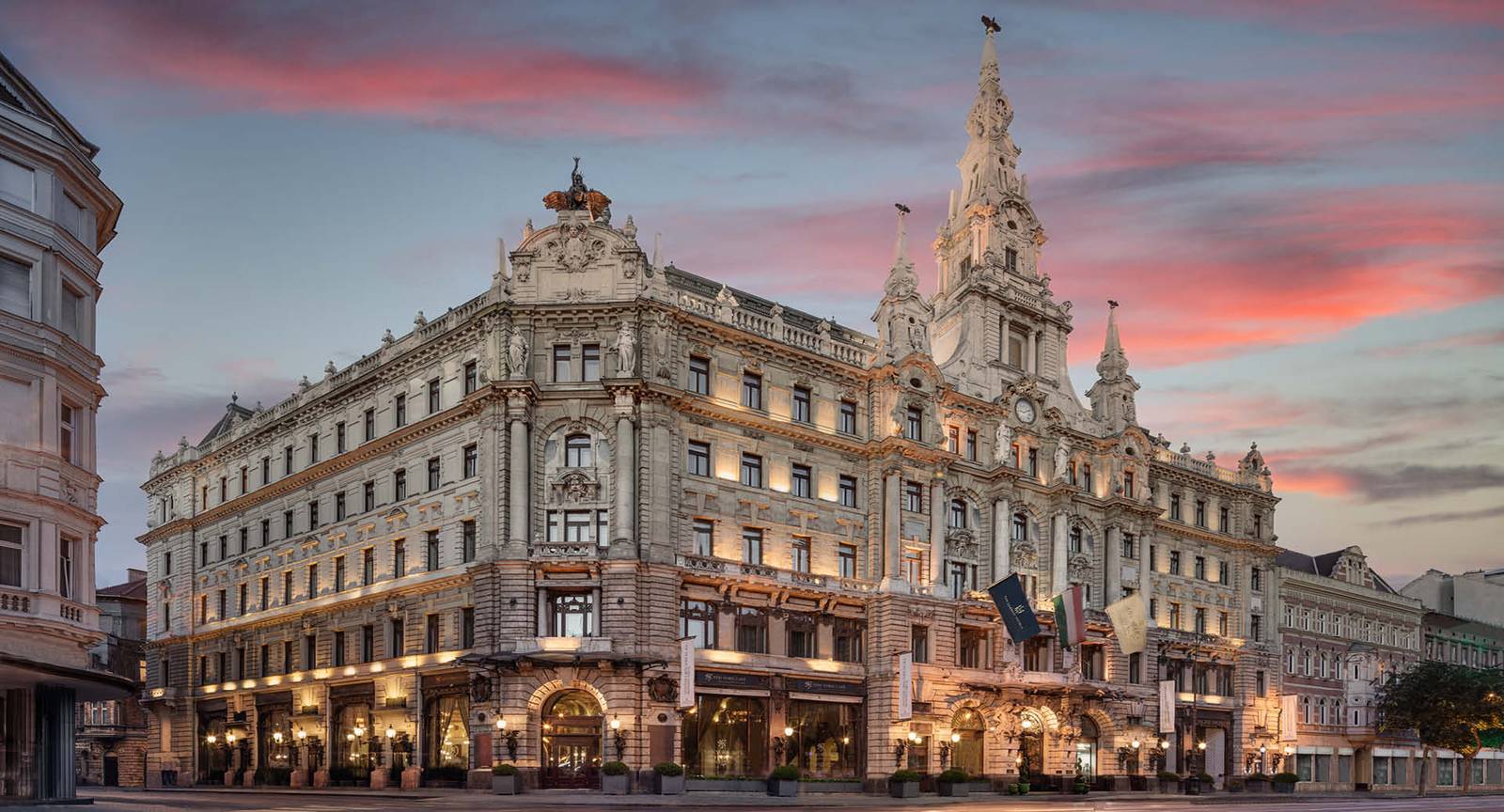 布達佩斯 Anantara New York Palace 黃昏時的建築外觀與鐘塔