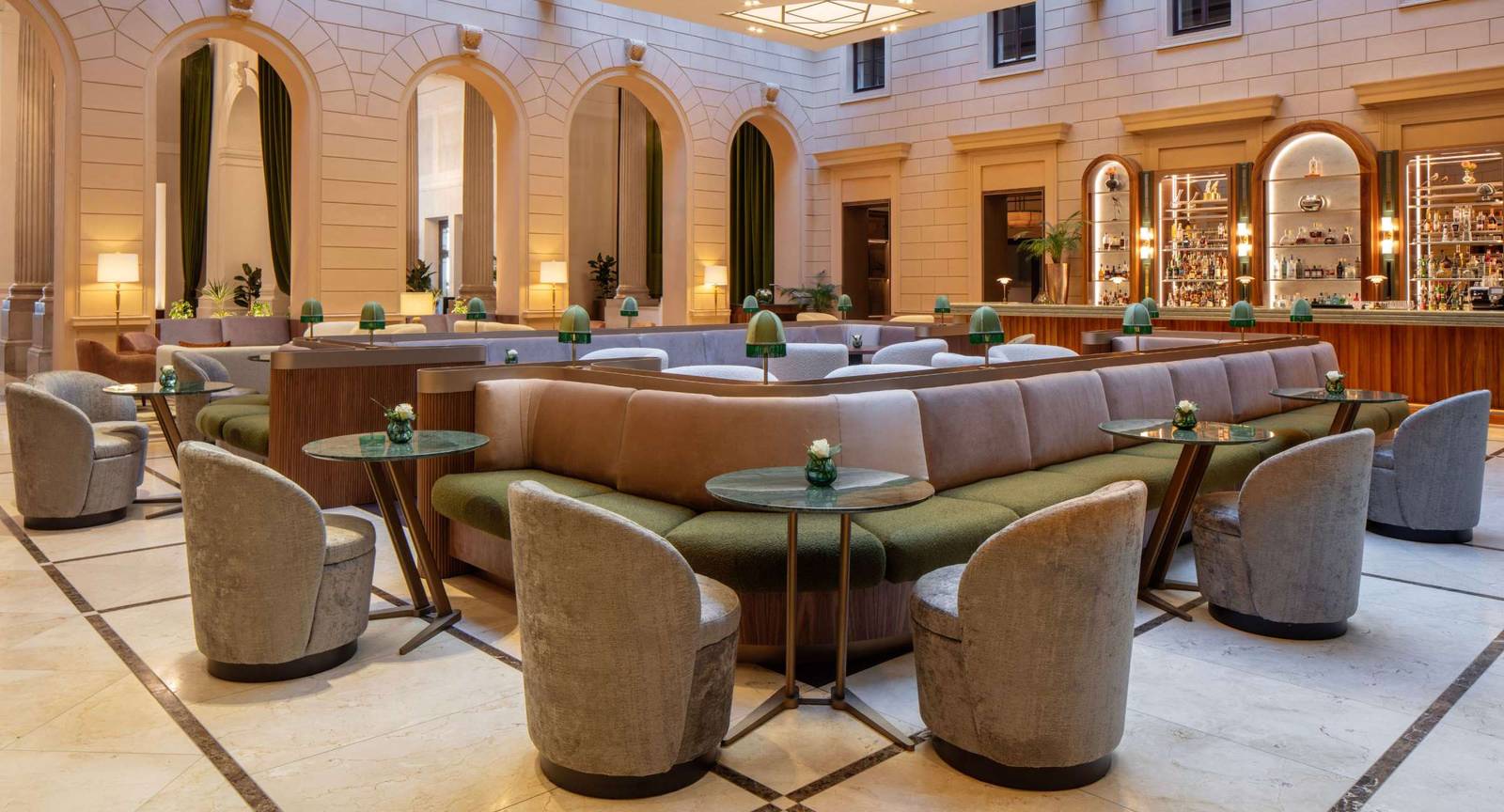 Anantara Palais Hansen 挑高大廳裡的 THEO's Lounge & Bar
