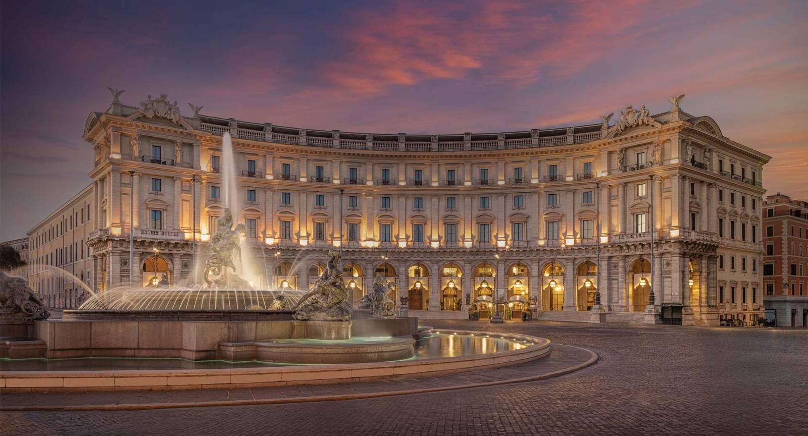 羅馬 Anantara Palazzo Naiadi 酒店弧形立面與共和廣場水仙女噴泉黃昏景致