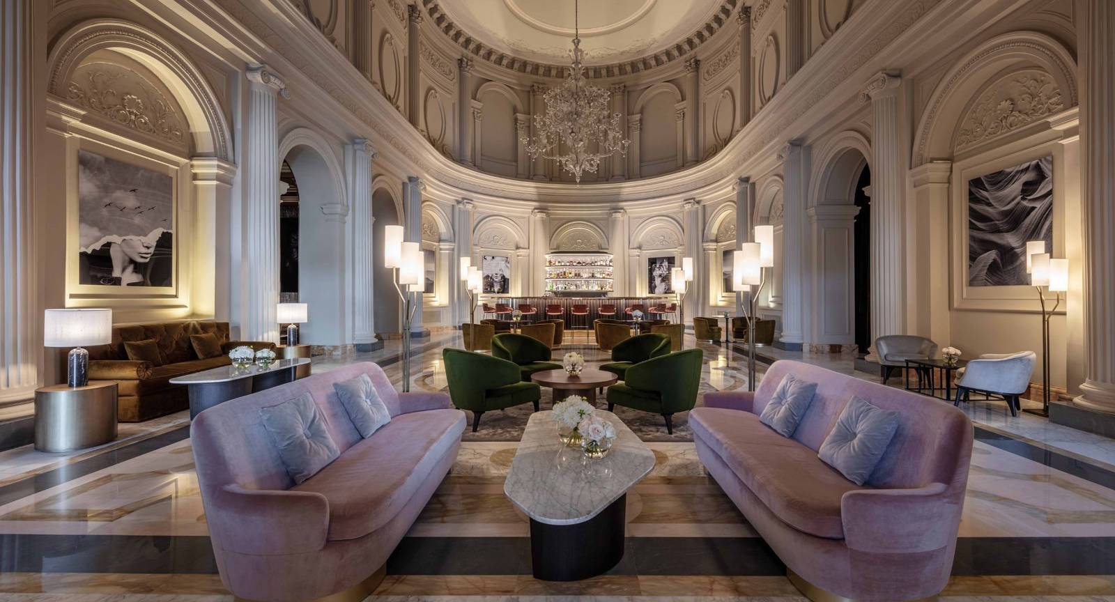 Anantara Palazzo Naiadi 酒店白色柱廊大廳與穆拉諾玻璃吊燈