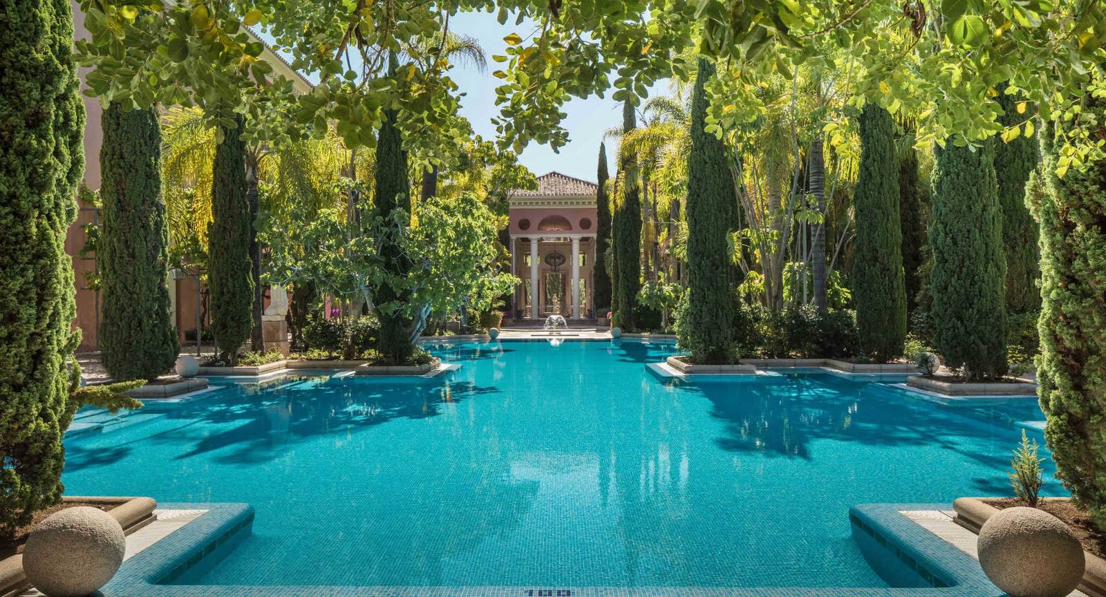 Anantara Villa Padierna 羅馬雕像與柏樹環繞的戶外泳池