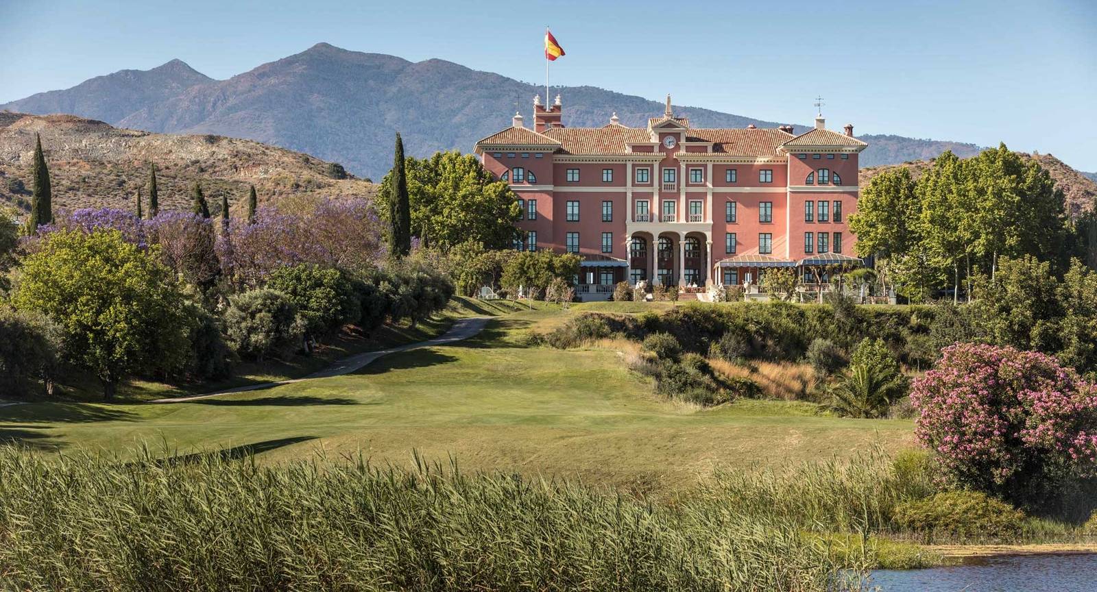 Anantara Villa Padierna 宮殿主建築與高爾夫球場、山景