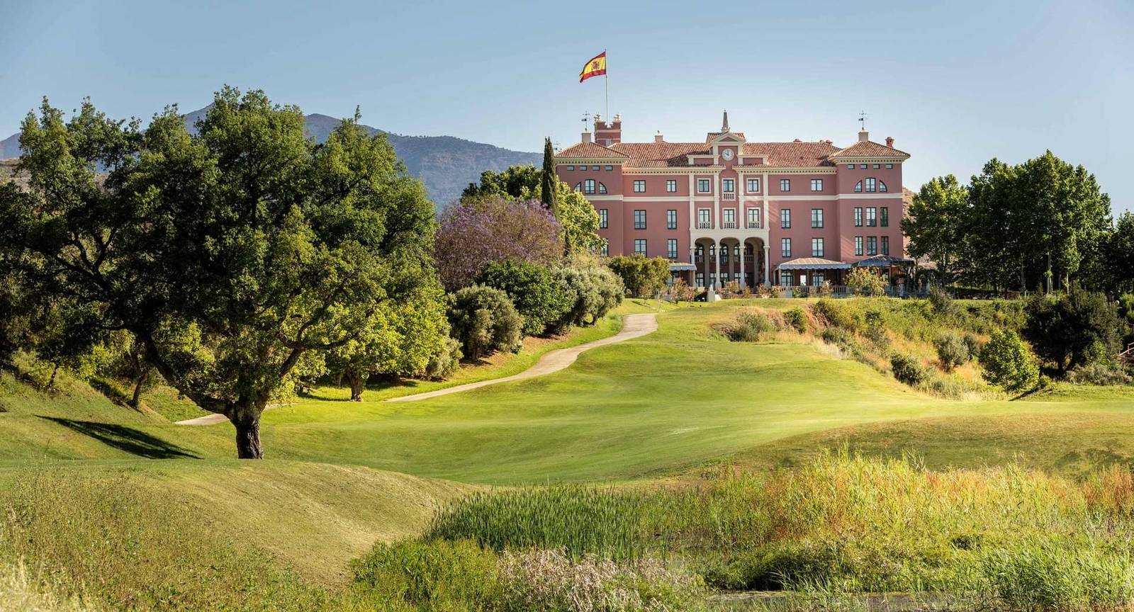 Anantara Villa Padierna 坐落在高爾夫谷的丘陵景致