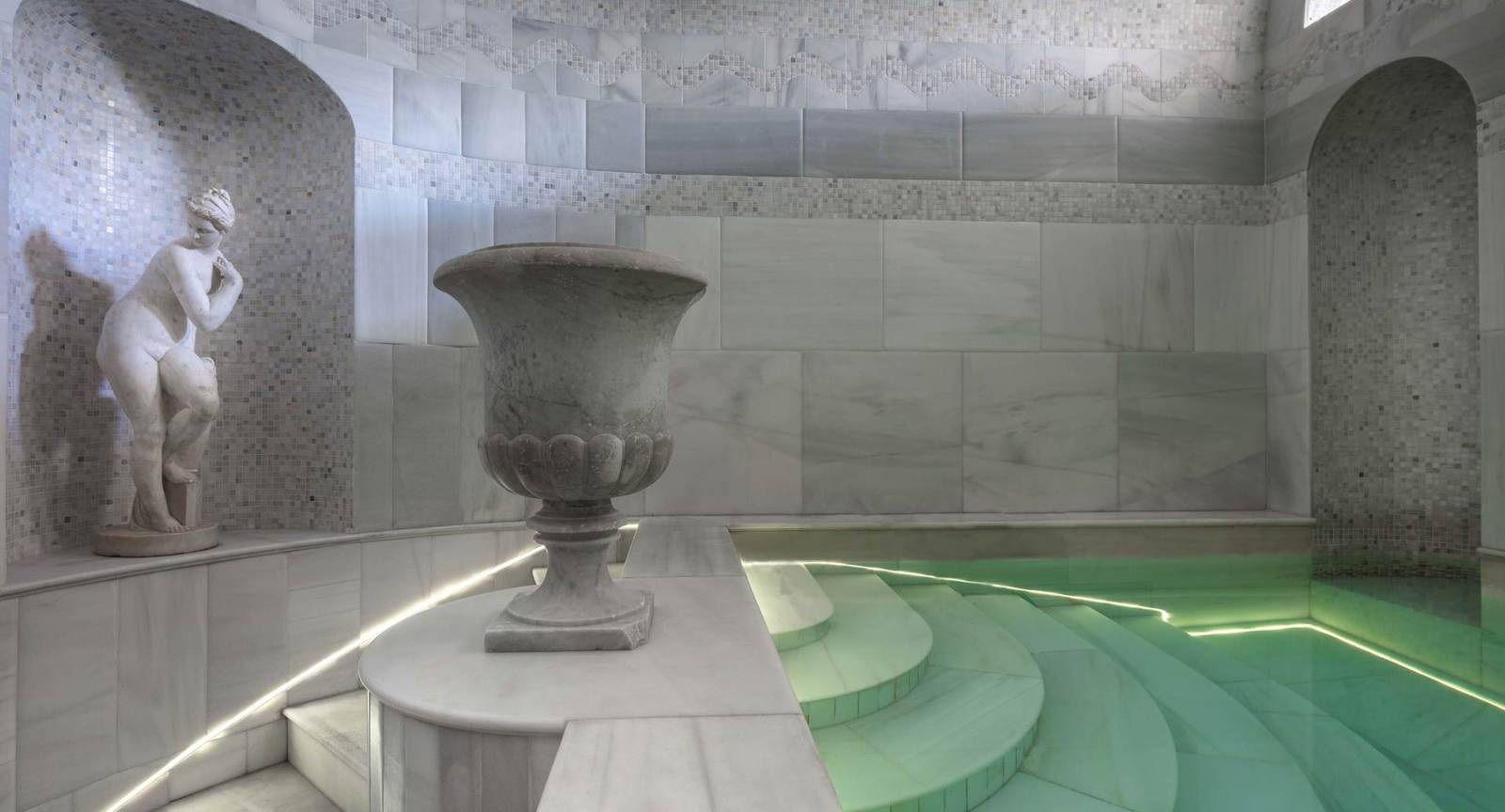 Anantara Villa Padierna Spa 羅馬浴池與大理石雕像