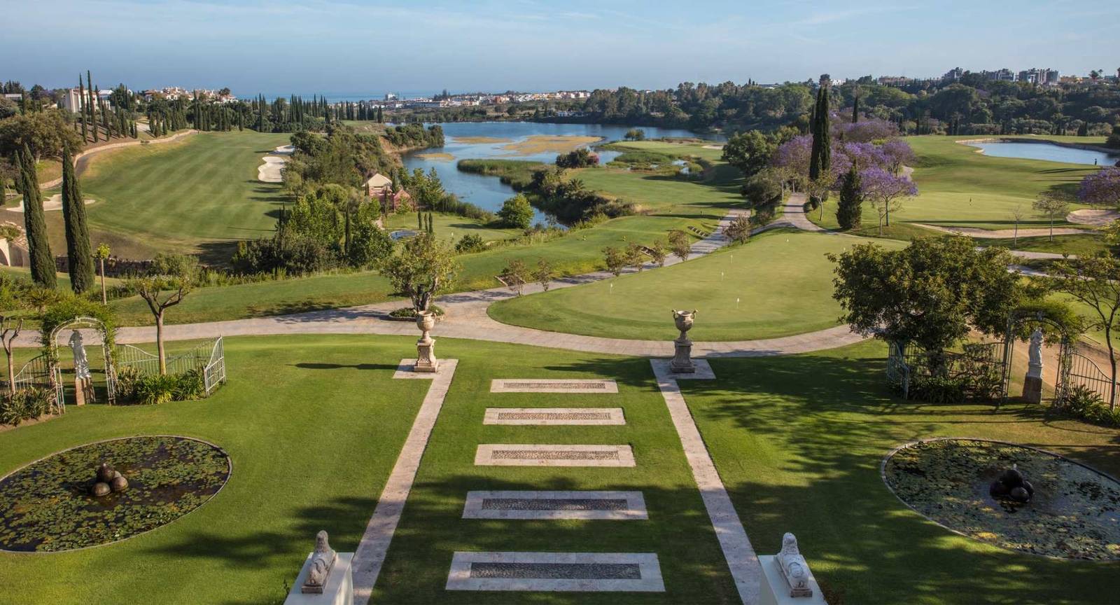 Anantara Villa Padierna 高爾夫球場與球道全景