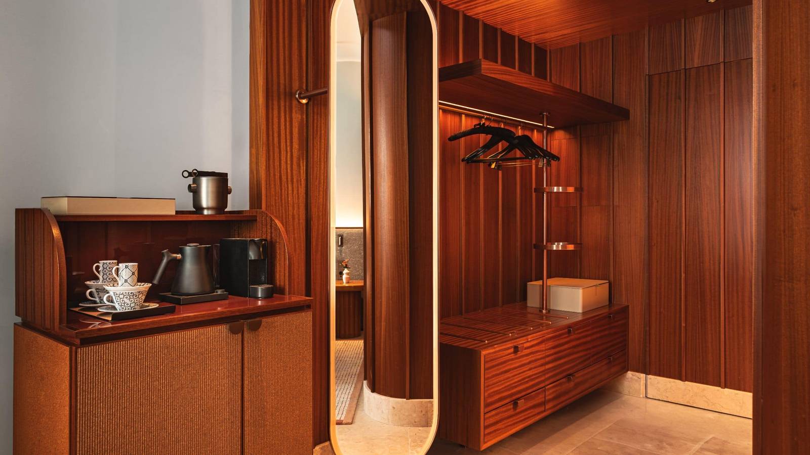 里斯本 Andaz Lisbon 客房咖啡茶具與衣櫃